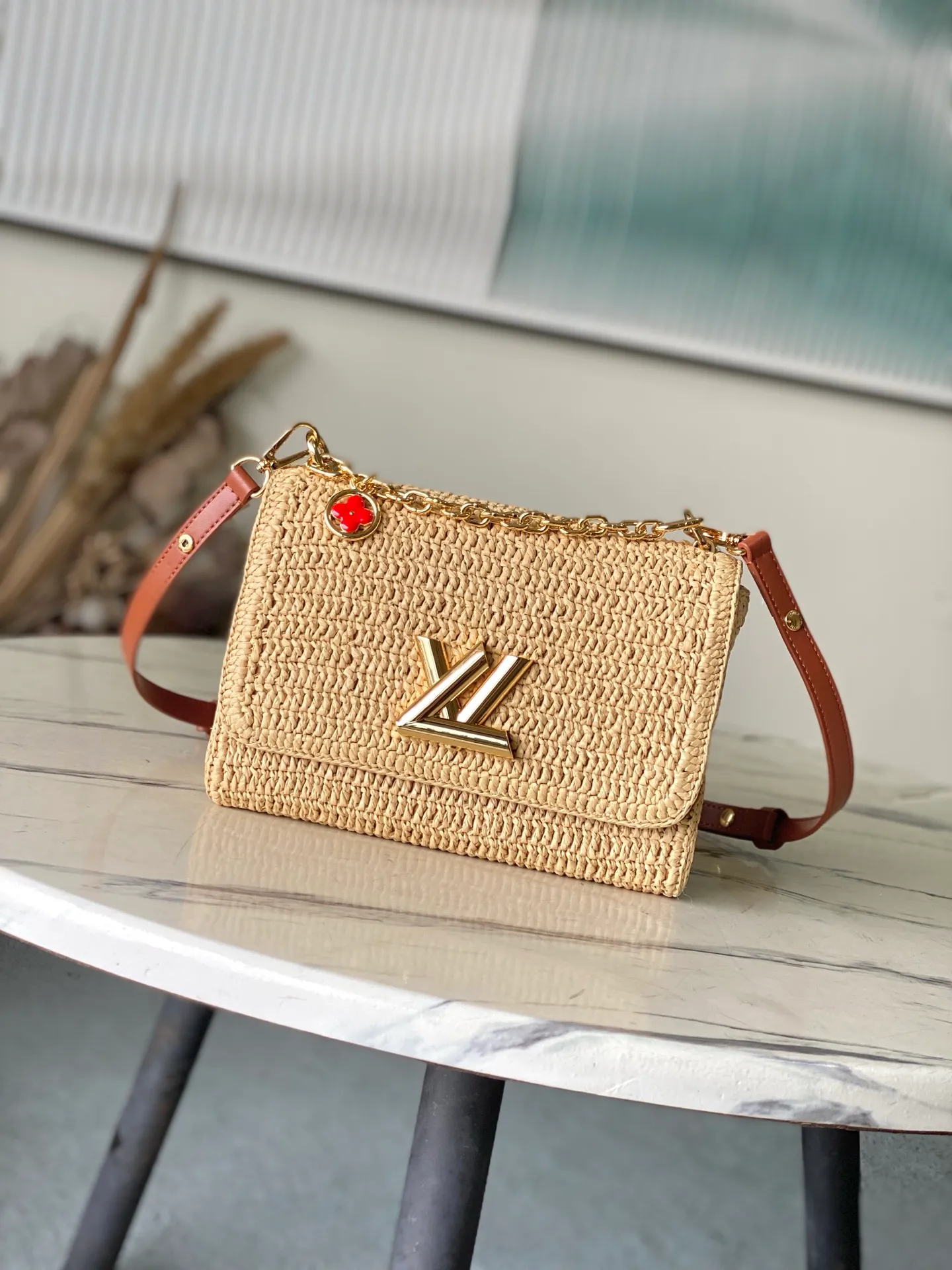 💰1340 Top original order M14309 This small TwistSlim handbag embodies the leisurely style of the French Riviera and demonstrates the brand's exquisite craftsmanship with creative touches. The raffia bag features contrasting leather trim and the signature LVTwist twist lock, multiple pockets for organized storage, and a removable mirror for added functionality. Dimensions: 19 × 15 × 7 cm