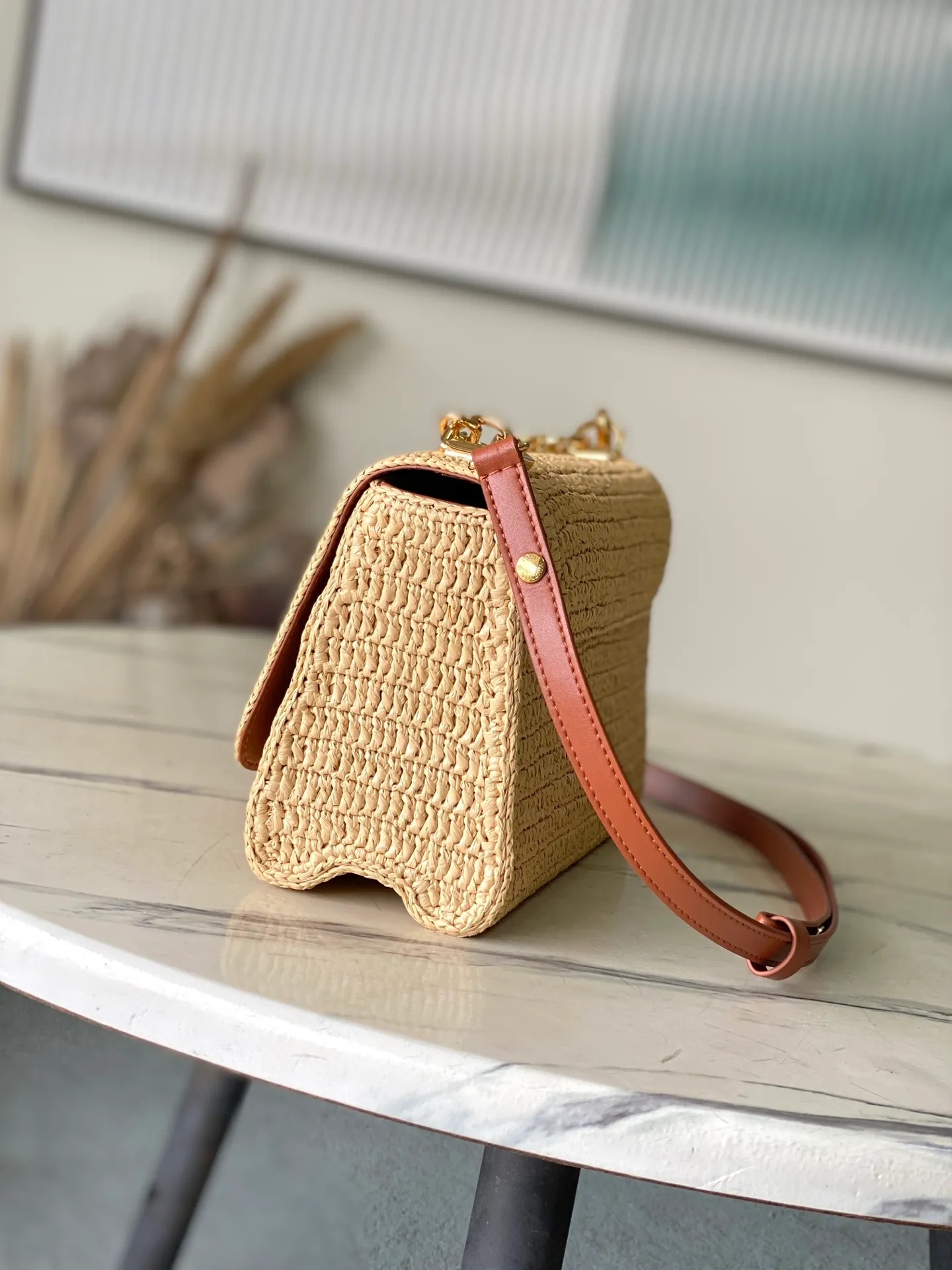 💰1340 Top original order M14309 This small TwistSlim handbag embodies the leisurely style of the French Riviera and demonstrates the brand's exquisite craftsmanship with creative touches. The raffia bag features contrasting leather trim and the signature LVTwist twist lock, multiple pockets for organized storage, and a removable mirror for added functionality. Dimensions: 19 × 15 × 7 cm