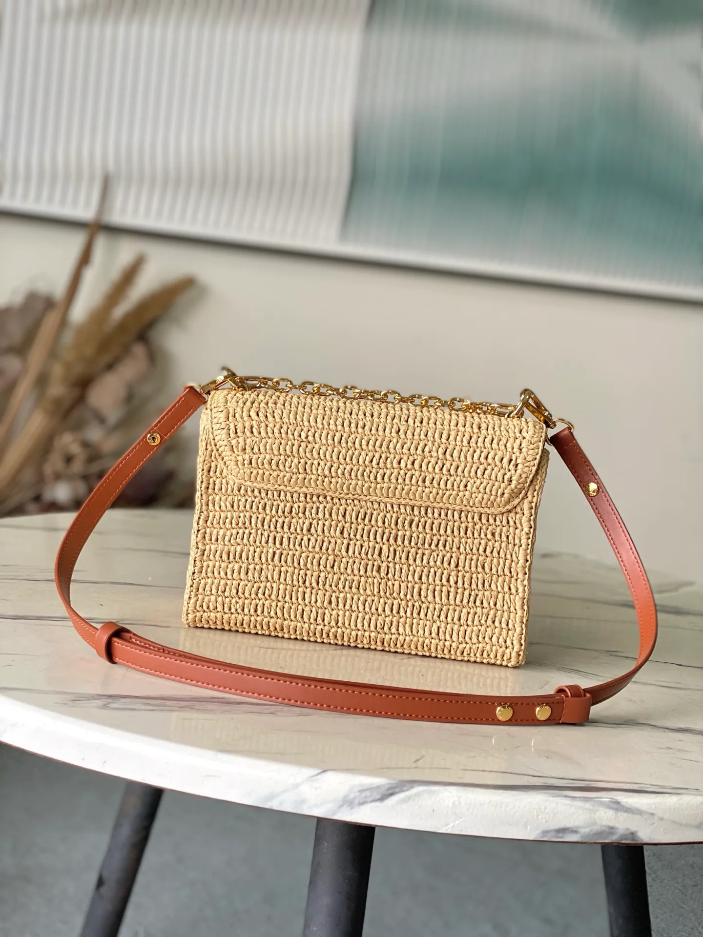 💰1340 Top original order M14309 This small TwistSlim handbag embodies the leisurely style of the French Riviera and demonstrates the brand's exquisite craftsmanship with creative touches. The raffia bag features contrasting leather trim and the signature LVTwist twist lock, multiple pockets for organized storage, and a removable mirror for added functionality. Dimensions: 19 × 15 × 7 cm