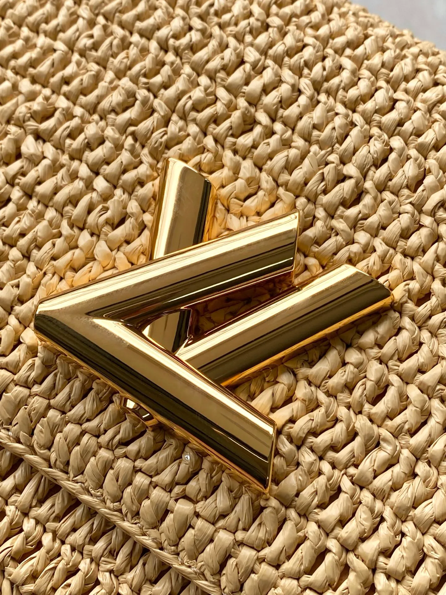 💰1340 Top original order M14309 This small TwistSlim handbag embodies the leisurely style of the French Riviera and demonstrates the brand's exquisite craftsmanship with creative touches. The raffia bag features contrasting leather trim and the signature LVTwist twist lock, multiple pockets for organized storage, and a removable mirror for added functionality. Dimensions: 19 × 15 × 7 cm