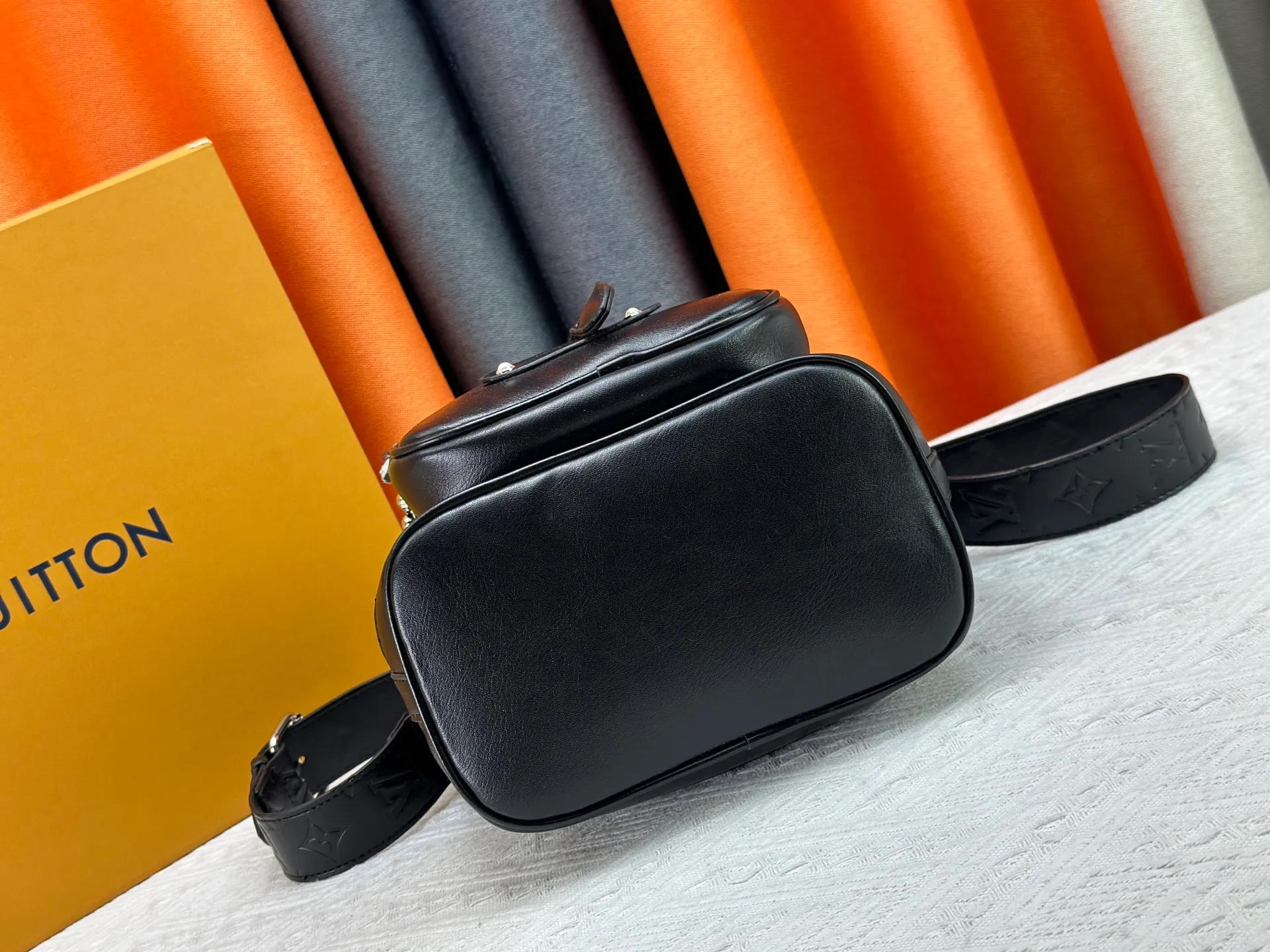 P280 Upgraded original version M13985 full leather black, official small size M14017 pure presbyopia Noe Cargo is a compact bucket bag, made of shiny cow leather, showing a nylon-like technological luster, and the lining is made of deep-toned fabric. Metal parts, including the LV letters attached to a ball chain, are the only color-coordinated elements on this monochromatic bag. Roomy front pocket inside. ·Cow leather trim fabric lined with hardware Drawstring and metal closure main compartment LV pendant zip puller ·Pearl rivets Louis Vuitton Paris patch ·Zip front pocket Shoulder strap: Removable, adjustable strap Half length: 40.0 cm Dimensions: 24✘22✘16cm (H✘L✘W)