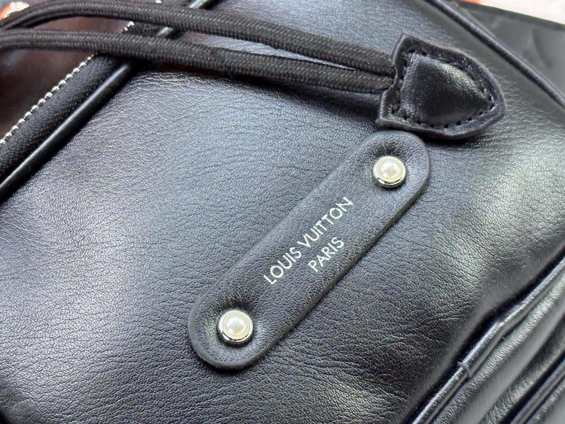 P280 Upgraded original version M13985 full leather black, official small size M14017 pure presbyopia Noe Cargo is a compact bucket bag, made of shiny cow leather, showing a nylon-like technological luster, and the lining is made of deep-toned fabric. Metal parts, including the LV letters attached to a ball chain, are the only color-coordinated elements on this monochromatic bag. Roomy front pocket inside. ·Cow leather trim fabric lined with hardware Drawstring and metal closure main compartment LV pendant zip puller ·Pearl rivets Louis Vuitton Paris patch ·Zip front pocket Shoulder strap: Removable, adjustable strap Half length: 40.0 cm Dimensions: 24✘22✘16cm (H✘L✘W)