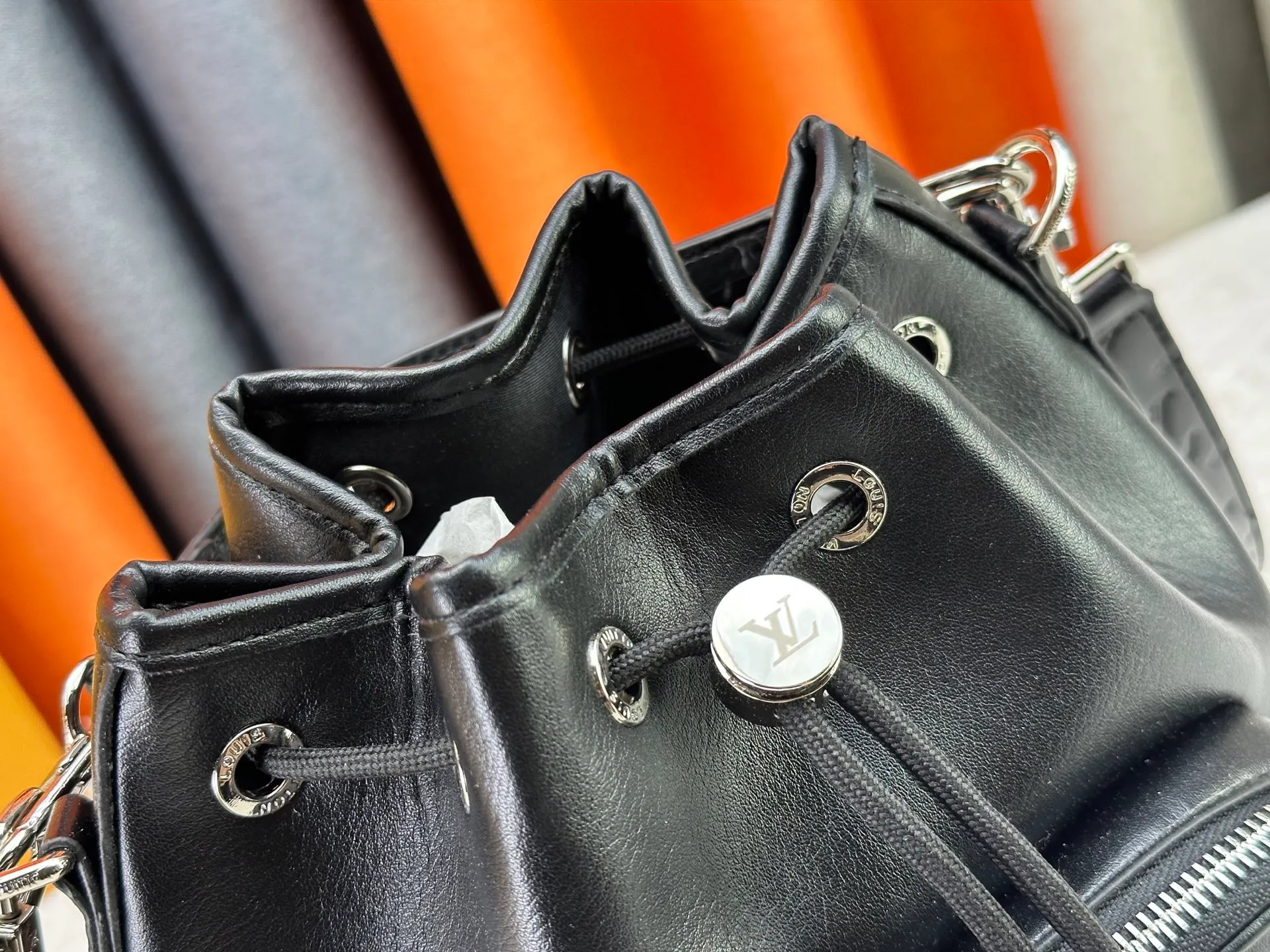 P280 Upgraded original version M13985 full leather black, official small size M14017 pure presbyopia Noe Cargo is a compact bucket bag, made of shiny cow leather, showing a nylon-like technological luster, and the lining is made of deep-toned fabric. Metal parts, including the LV letters attached to a ball chain, are the only color-coordinated elements on this monochromatic bag. Roomy front pocket inside. ·Cow leather trim fabric lined with hardware Drawstring and metal closure main compartment LV pendant zip puller ·Pearl rivets Louis Vuitton Paris patch ·Zip front pocket Shoulder strap: Removable, adjustable strap Half length: 40.0 cm Dimensions: 24✘22✘16cm (H✘L✘W)