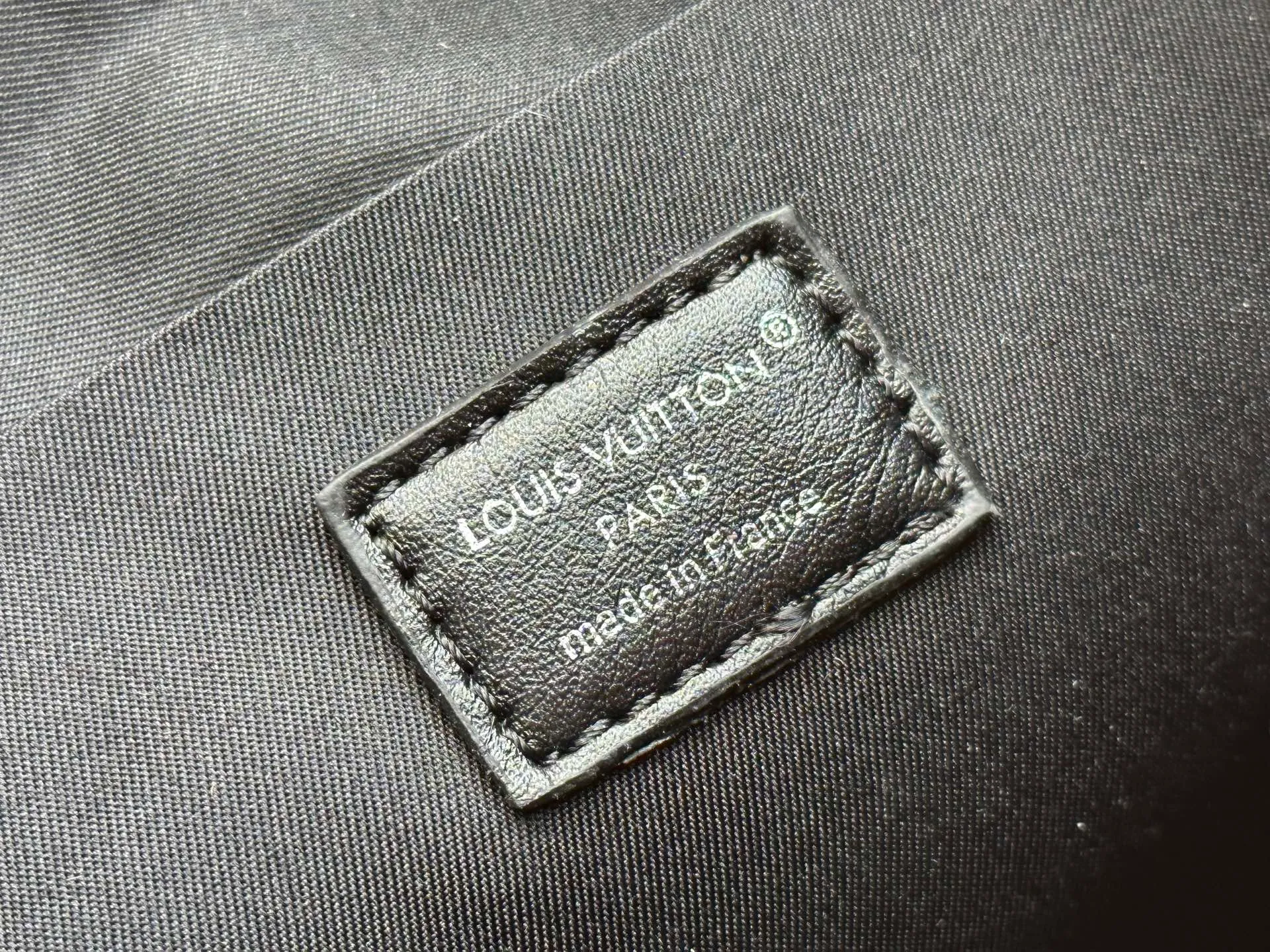 P280 Upgraded original version M13985 full leather black, official small size M14017 pure presbyopia Noe Cargo is a compact bucket bag, made of shiny cow leather, showing a nylon-like technological luster, and the lining is made of deep-toned fabric. Metal parts, including the LV letters attached to a ball chain, are the only color-coordinated elements on this monochromatic bag. Roomy front pocket inside. ·Cow leather trim fabric lined with hardware Drawstring and metal closure main compartment LV pendant zip puller ·Pearl rivets Louis Vuitton Paris patch ·Zip front pocket Shoulder strap: Removable, adjustable strap Half length: 40.0 cm Dimensions: 24✘22✘16cm (H✘L✘W)