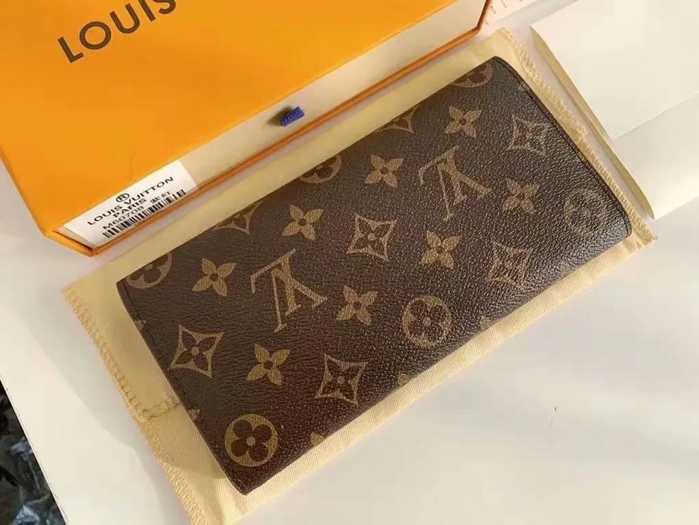 The P110Josephine Wallet is inspired by Louis Vuitton's first wallet. It is made of soft Monogram canvas and lined with brightly colored lining, giving the brand's classic design a unique and stylish beauty. The long, flat shape makes it easy to slip into any pocket or handbag. Model: M60708 Size: 19/10.