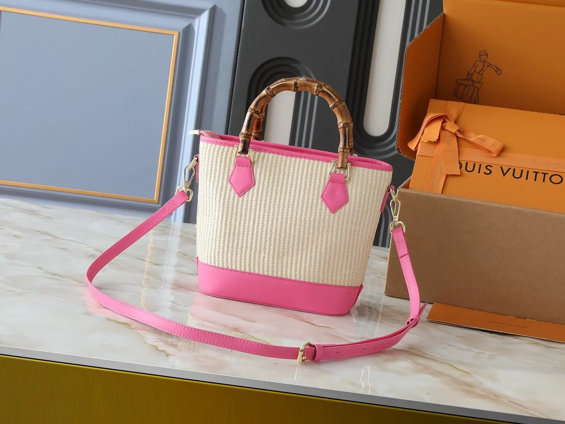 💰320💰Upgraded from the original M66588. This Wallet On Chain handbag is from Louis Vuitton's LV Bloom series. The main material is straw woven in a fashionable and practical configuration, and the logo is embroidered with silk thread. The perfect combination of real bamboo handbags and pp straw, ample space, fashionable and versatile. The love package that is the dream of millions of girls. 8 colors available (plum pink, khaki, green, black, white, red, caramel, orange) Dimensions: 20.0 x 20.5 x 11.0 cm (length x height x width)