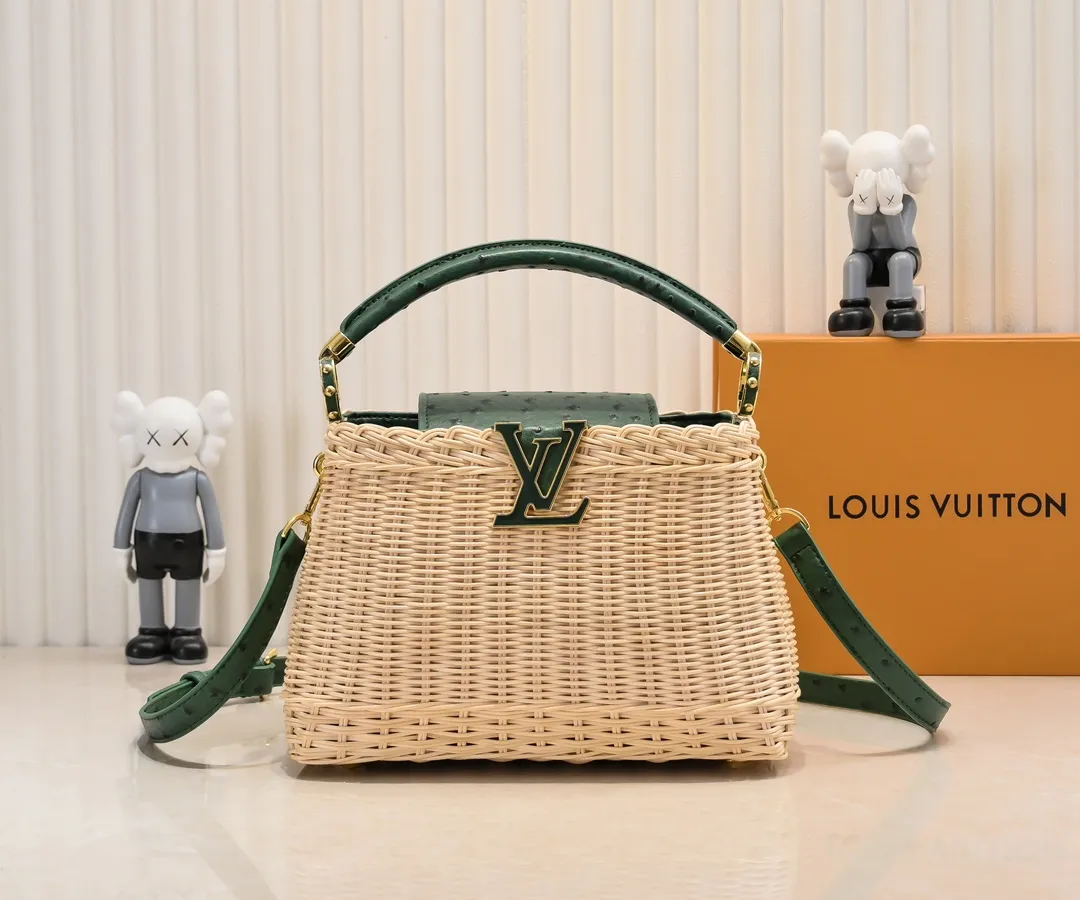 The upgraded version of P680 M11619 crocodile pattern CapucinesBB handbag has a unique rattan weaving structure, paying tribute to the Louis Vuitton picnic box design that came out in 1892. The cow leather shapes the top handle and flap, the LV letters reveal a metallic texture, and the detachable and adjustable leather shoulder strap makes it easy to carry on the shoulder. The gift box packaging provided with this product may be reasonably adjusted depending on the stock situation, and may be different from the packaging style displayed on this product page. Please refer to the actual gift box packaging style received for details. Size:27×17.3×9cm