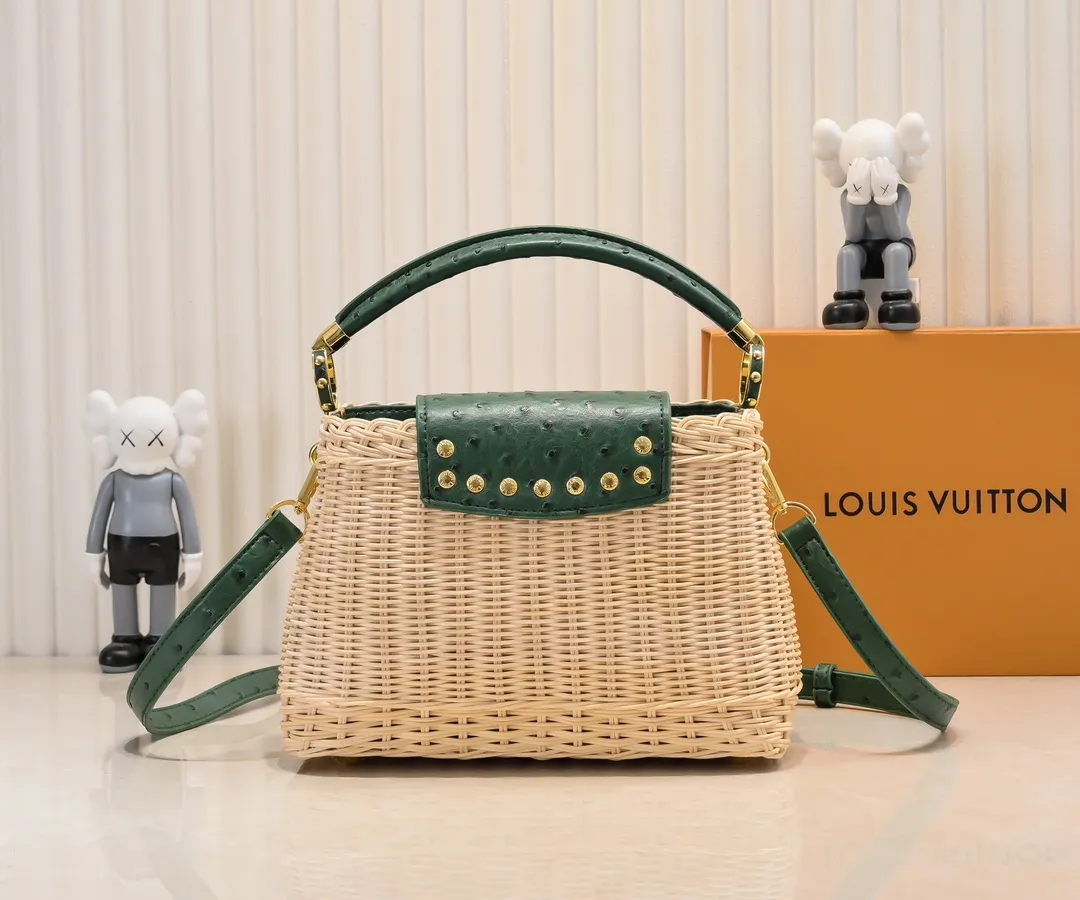 The upgraded version of P680 M11619 crocodile pattern CapucinesBB handbag has a unique rattan weaving structure, paying tribute to the Louis Vuitton picnic box design that came out in 1892. The cow leather shapes the top handle and flap, the LV letters reveal a metallic texture, and the detachable and adjustable leather shoulder strap makes it easy to carry on the shoulder. The gift box packaging provided with this product may be reasonably adjusted depending on the stock situation, and may be different from the packaging style displayed on this product page. Please refer to the actual gift box packaging style received for details. Size:27×17.3×9cm