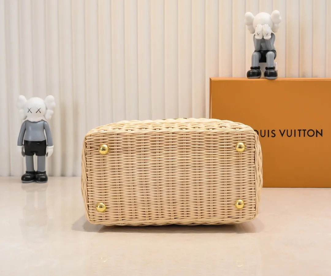 The upgraded version of P680 M11619 crocodile pattern CapucinesBB handbag has a unique rattan weaving structure, paying tribute to the Louis Vuitton picnic box design that came out in 1892. The cow leather shapes the top handle and flap, the LV letters reveal a metallic texture, and the detachable and adjustable leather shoulder strap makes it easy to carry on the shoulder. The gift box packaging provided with this product may be reasonably adjusted depending on the stock situation, and may be different from the packaging style displayed on this product page. Please refer to the actual gift box packaging style received for details. Size:27×17.3×9cm
