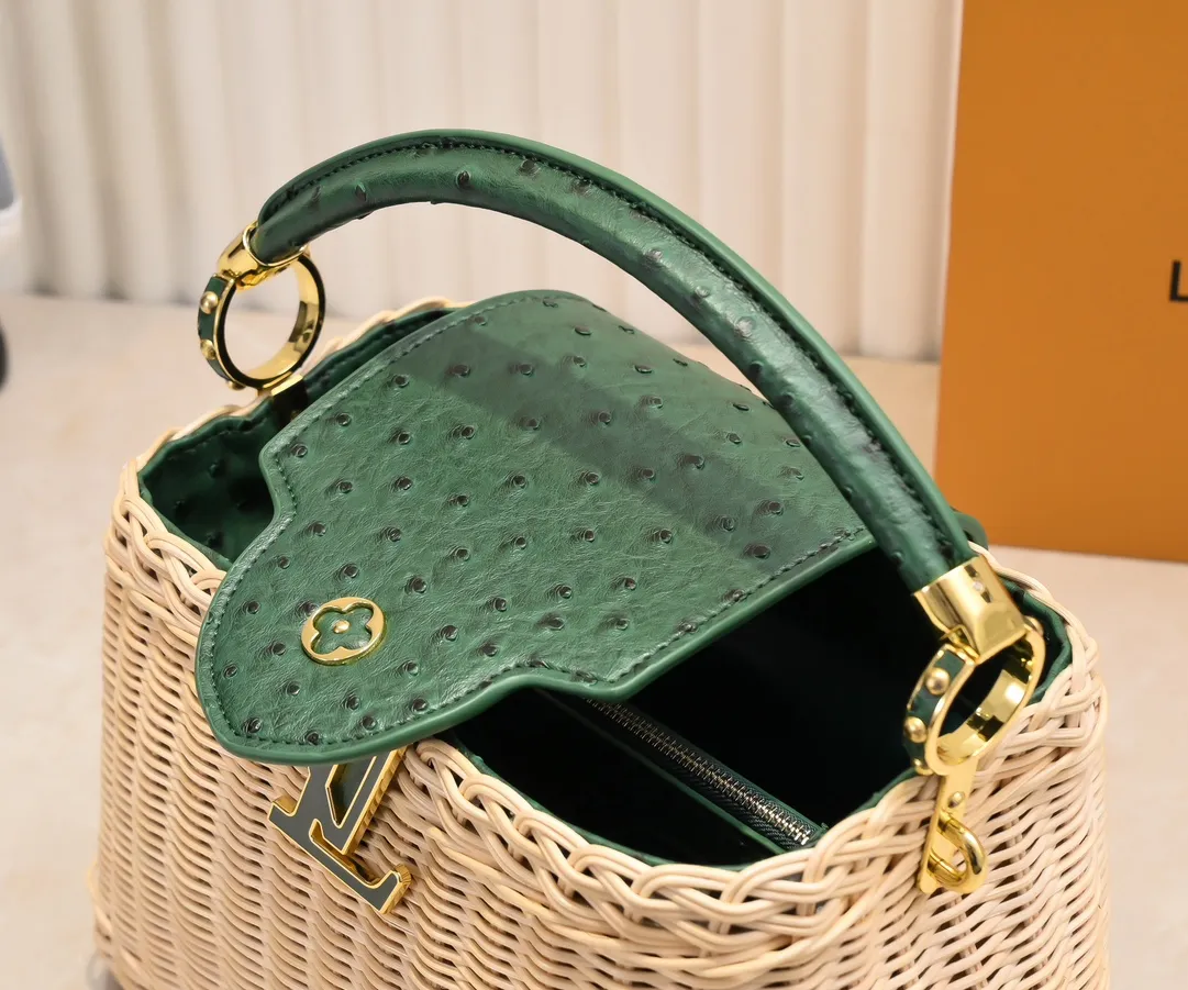 The upgraded version of P680 M11619 crocodile pattern CapucinesBB handbag has a unique rattan weaving structure, paying tribute to the Louis Vuitton picnic box design that came out in 1892. The cow leather shapes the top handle and flap, the LV letters reveal a metallic texture, and the detachable and adjustable leather shoulder strap makes it easy to carry on the shoulder. The gift box packaging provided with this product may be reasonably adjusted depending on the stock situation, and may be different from the packaging style displayed on this product page. Please refer to the actual gift box packaging style received for details. Size:27×17.3×9cm