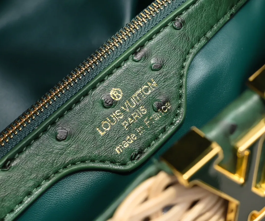 The upgraded version of P680 M11619 crocodile pattern CapucinesBB handbag has a unique rattan weaving structure, paying tribute to the Louis Vuitton picnic box design that came out in 1892. The cow leather shapes the top handle and flap, the LV letters reveal a metallic texture, and the detachable and adjustable leather shoulder strap makes it easy to carry on the shoulder. The gift box packaging provided with this product may be reasonably adjusted depending on the stock situation, and may be different from the packaging style displayed on this product page. Please refer to the actual gift box packaging style received for details. Size:27×17.3×9cm