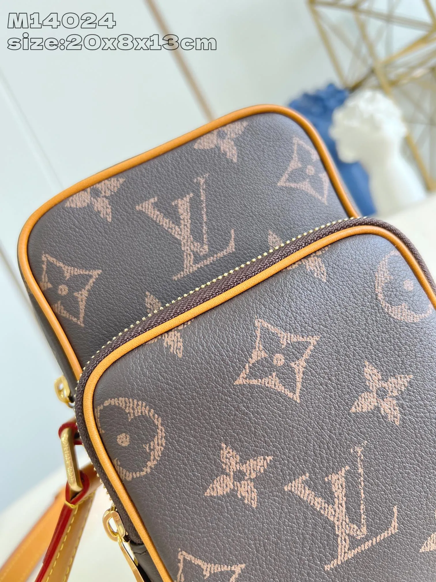 💰980 Top Original [Exclusive Real Shot M14024] In his latest series, Pharrell Williams reinvents the Amazone crossbody bag from the 1980s, updating it with luxurious details. Select soft cow leather and cover it with Monogram printing. The leather texture is like vintage Monogram canvas. The bag is embellished with a pearl zipper and comes with a detachable metal Louis Vuitton hangtag, reminiscent of the nameplate on the brand's vintage luggage. 20 x 8 x 13.5 cm (H x W x L)