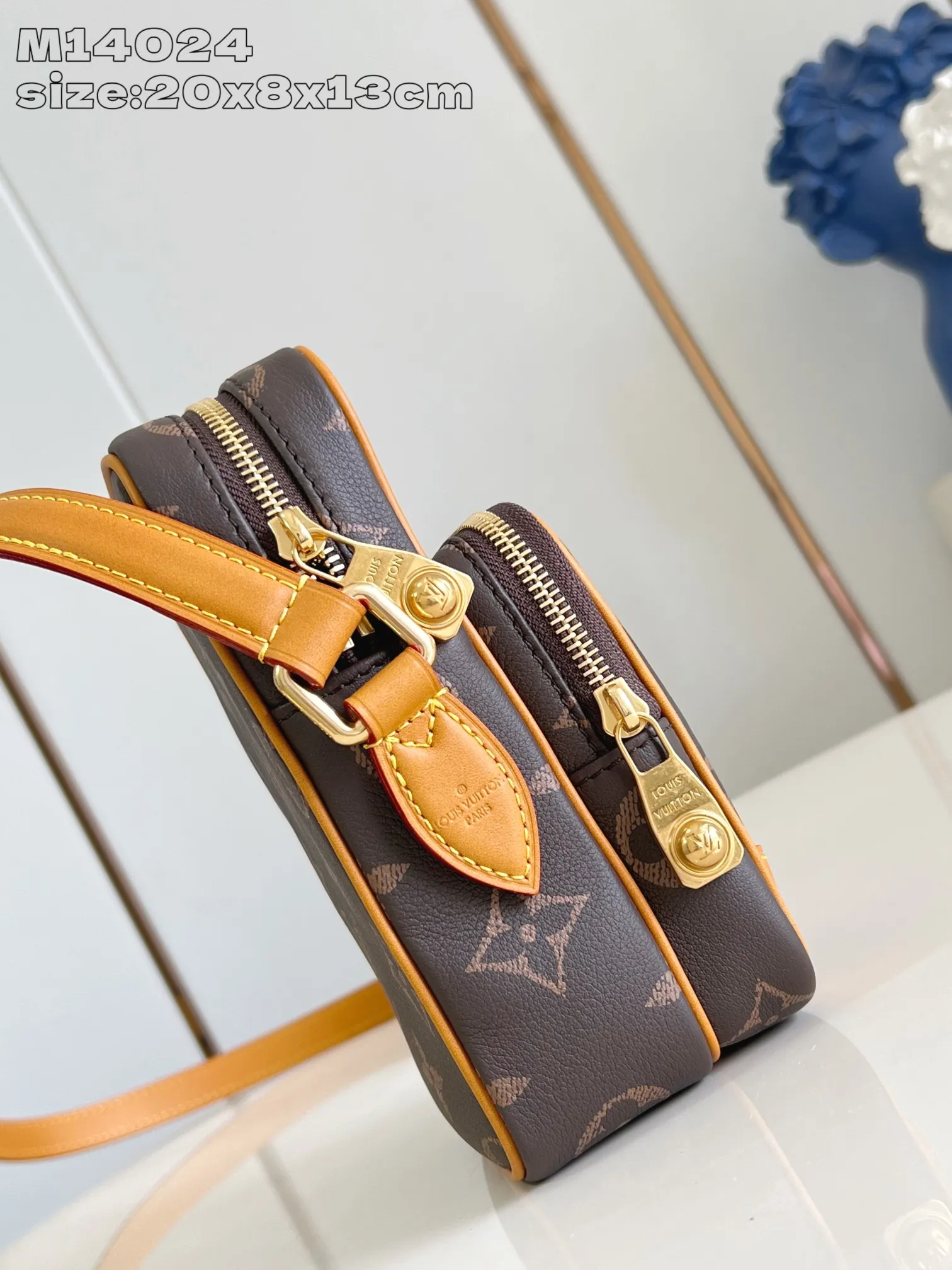 💰980 Top Original [Exclusive Real Shot M14024] In his latest series, Pharrell Williams reinvents the Amazone crossbody bag from the 1980s, updating it with luxurious details. Select soft cow leather and cover it with Monogram printing. The leather texture is like vintage Monogram canvas. The bag is embellished with a pearl zipper and comes with a detachable metal Louis Vuitton hangtag, reminiscent of the nameplate on the brand's vintage luggage. 20 x 8 x 13.5 cm (H x W x L)