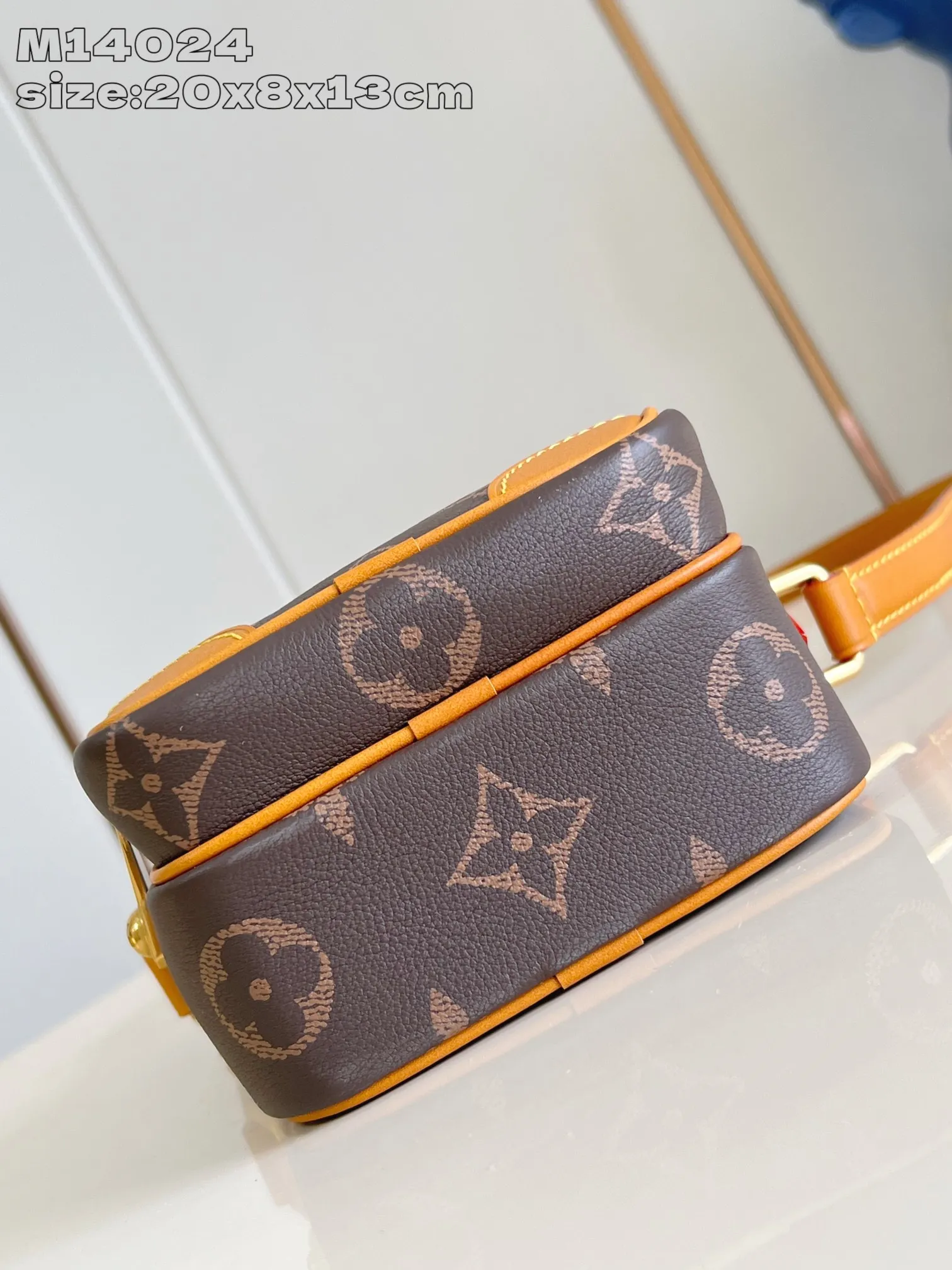 💰980 Top Original [Exclusive Real Shot M14024] In his latest series, Pharrell Williams reinvents the Amazone crossbody bag from the 1980s, updating it with luxurious details. Select soft cow leather and cover it with Monogram printing. The leather texture is like vintage Monogram canvas. The bag is embellished with a pearl zipper and comes with a detachable metal Louis Vuitton hangtag, reminiscent of the nameplate on the brand's vintage luggage. 20 x 8 x 13.5 cm (H x W x L)