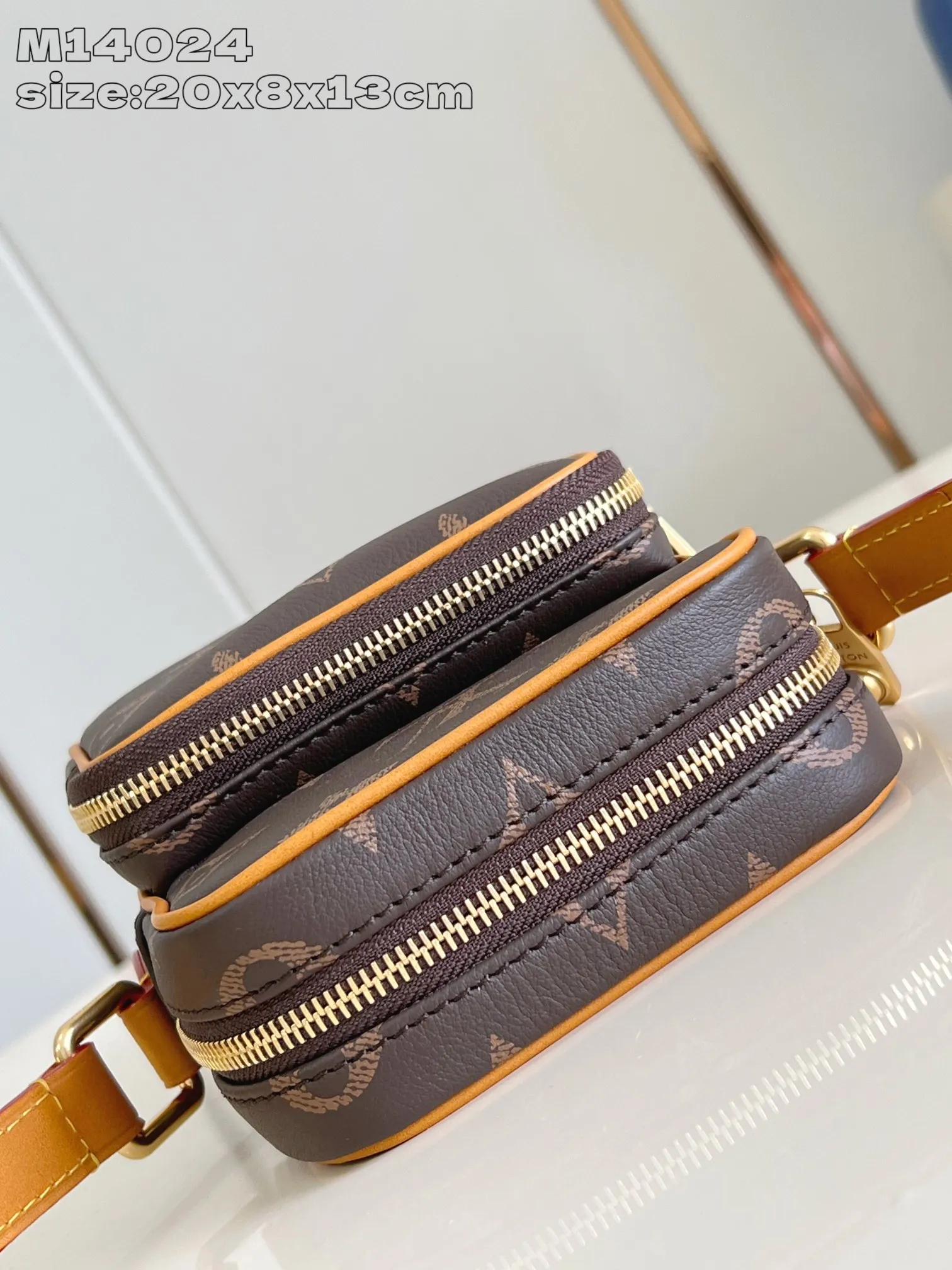 💰980 Top Original [Exclusive Real Shot M14024] In his latest series, Pharrell Williams reinvents the Amazone crossbody bag from the 1980s, updating it with luxurious details. Select soft cow leather and cover it with Monogram printing. The leather texture is like vintage Monogram canvas. The bag is embellished with a pearl zipper and comes with a detachable metal Louis Vuitton hangtag, reminiscent of the nameplate on the brand's vintage luggage. 20 x 8 x 13.5 cm (H x W x L)