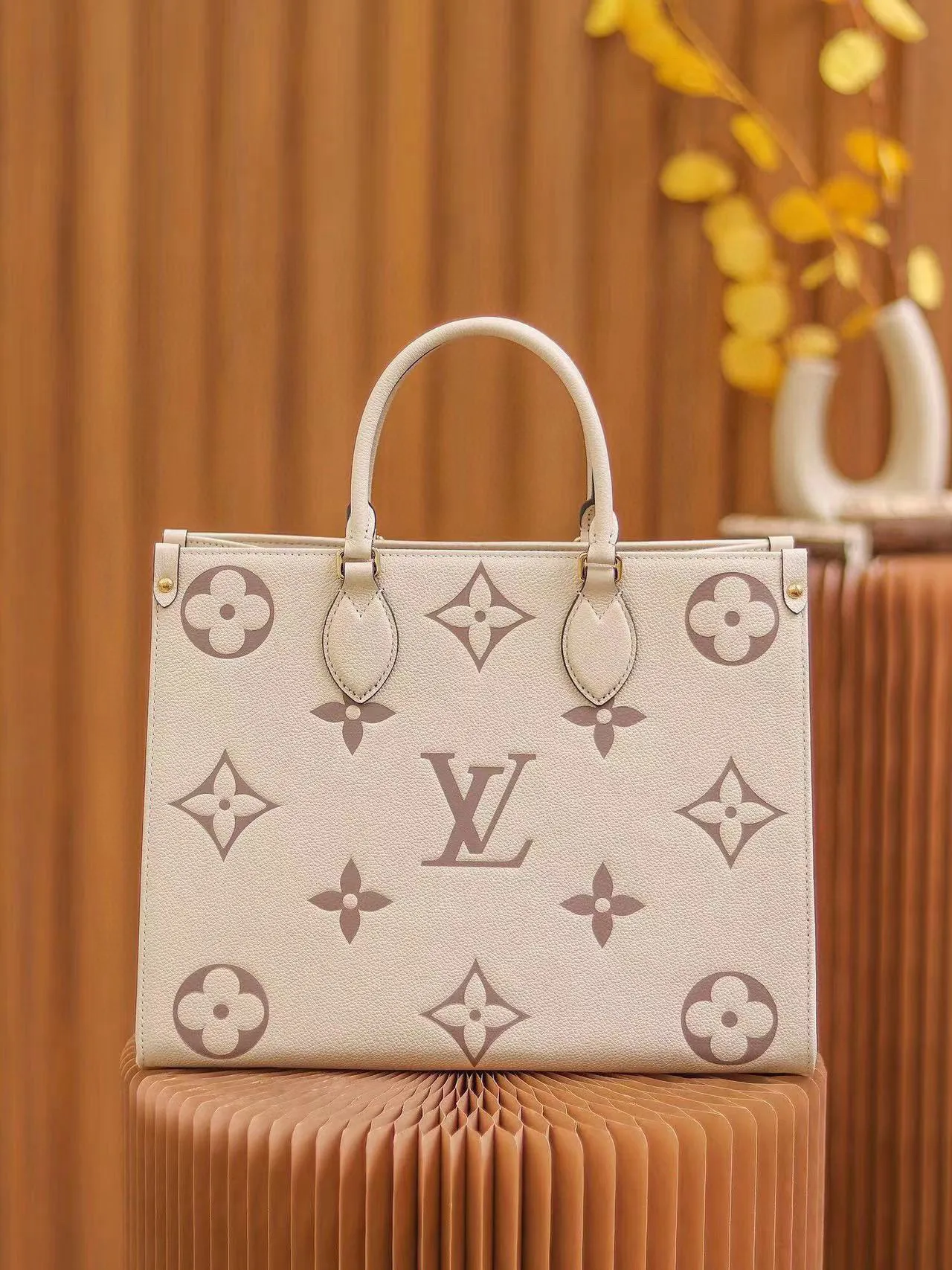 💰1120 (top layer leather transcoding chip) top original order, all steel hardware]𝙊𝙉𝙏𝙃𝙀𝙂𝙊 medium size: 35*27*14cm model: m45495 This season's new 𝙊𝙉𝙏𝙃𝙀𝙂𝙊 gives people a brand new feeling, a classic iconic shape, but it uses calfskin with patterns that are first printed and dyed and then embossed, which makes it look more high-end and fashionable. This year's designers are really cheating. Friends who are tired of looking at presbyopic patterns can choose to buy this one. It's so advanced!