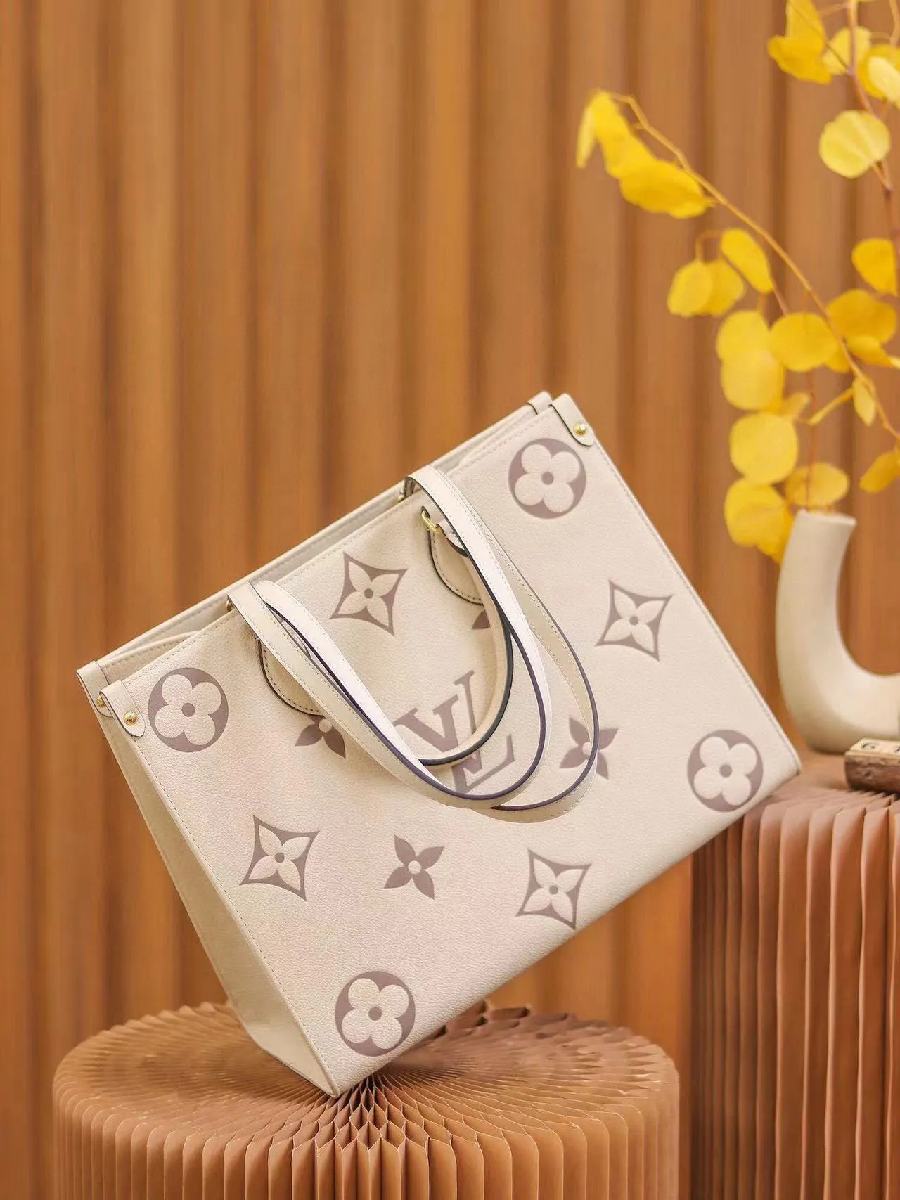 💰1120 (top layer leather transcoding chip) top original order, all steel hardware]𝙊𝙉𝙏𝙃𝙀𝙂𝙊 medium size: 35*27*14cm model: m45495 This season's new 𝙊𝙉𝙏𝙃𝙀𝙂𝙊 gives people a brand new feeling, a classic iconic shape, but it uses calfskin with patterns that are first printed and dyed and then embossed, which makes it look more high-end and fashionable. This year's designers are really cheating. Friends who are tired of looking at presbyopic patterns can choose to buy this one. It's so advanced!