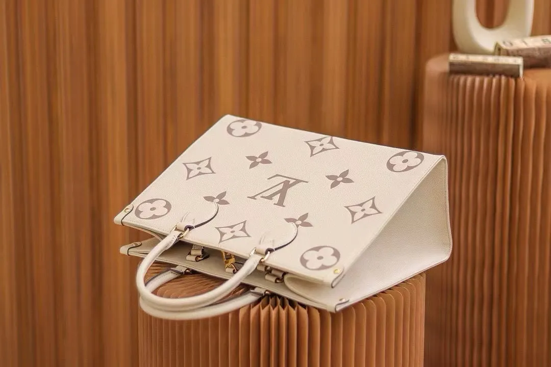 💰1120 (top layer leather transcoding chip) top original order, all steel hardware]𝙊𝙉𝙏𝙃𝙀𝙂𝙊 medium size: 35*27*14cm model: m45495 This season's new 𝙊𝙉𝙏𝙃𝙀𝙂𝙊 gives people a brand new feeling, a classic iconic shape, but it uses calfskin with patterns that are first printed and dyed and then embossed, which makes it look more high-end and fashionable. This year's designers are really cheating. Friends who are tired of looking at presbyopic patterns can choose to buy this one. It's so advanced!