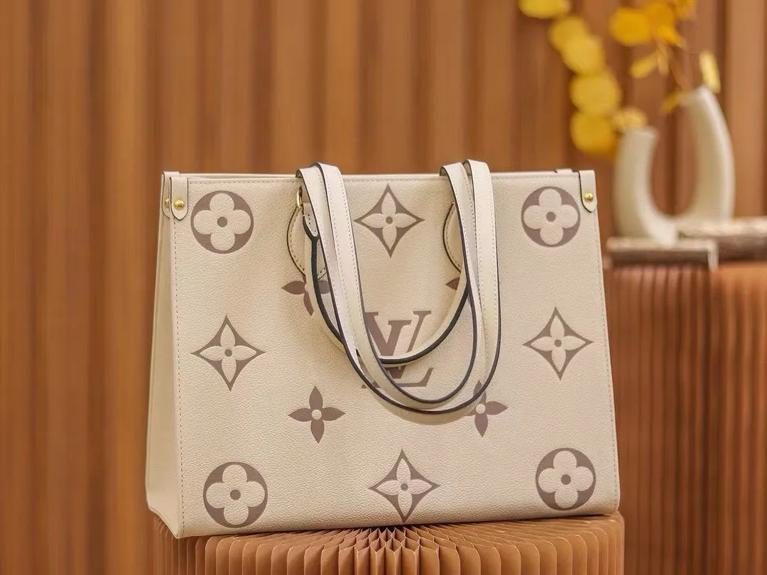 💰1120 (top layer leather transcoding chip) top original order, all steel hardware]𝙊𝙉𝙏𝙃𝙀𝙂𝙊 medium size: 35*27*14cm model: m45495 This season's new 𝙊𝙉𝙏𝙃𝙀𝙂𝙊 gives people a brand new feeling, a classic iconic shape, but it uses calfskin with patterns that are first printed and dyed and then embossed, which makes it look more high-end and fashionable. This year's designers are really cheating. Friends who are tired of looking at presbyopic patterns can choose to buy this one. It's so advanced!