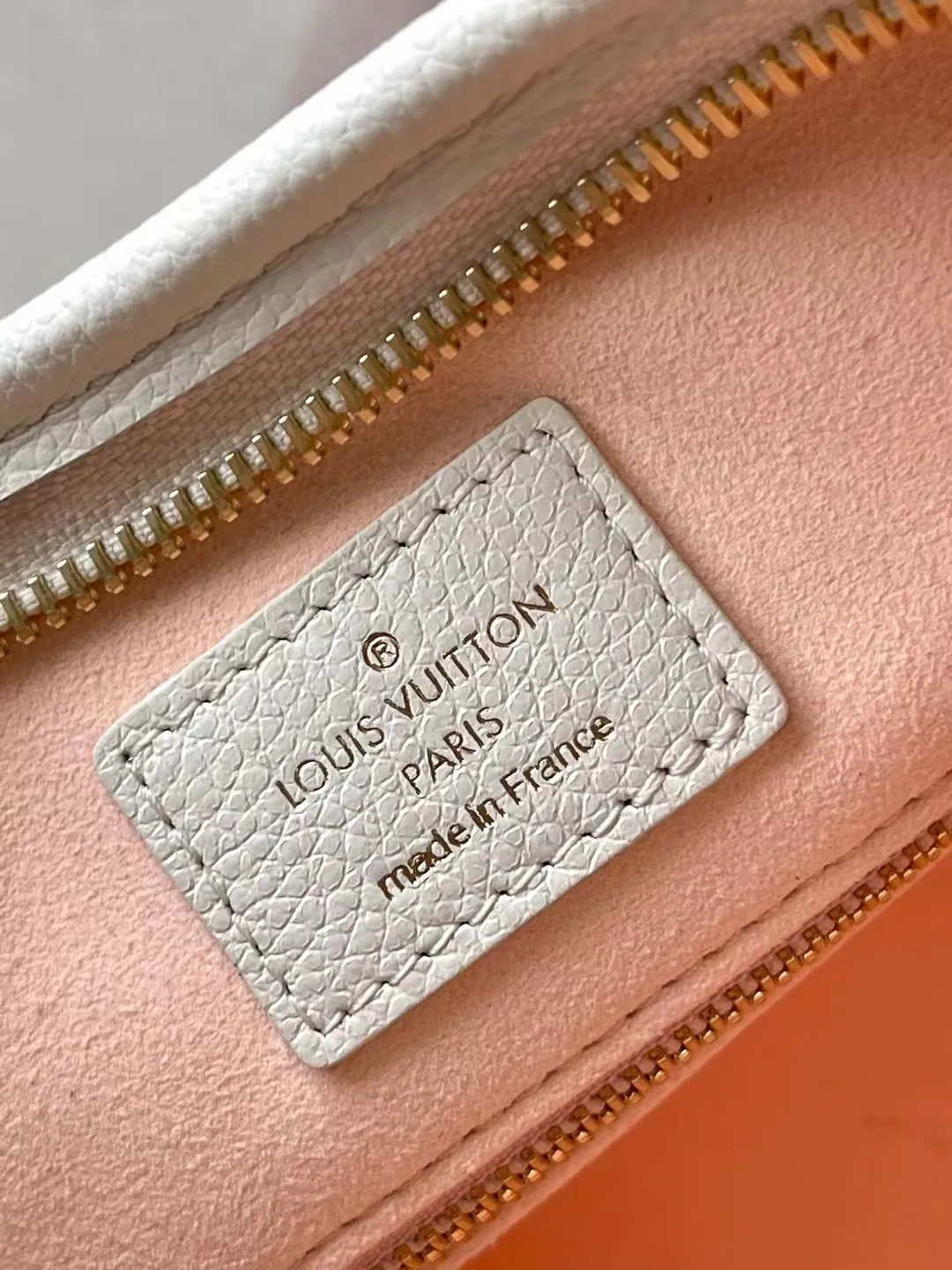 💰1180 (top layer leather) top original order M46288. Support counter inspection. Photos taken of duty-free goods are consistent with the product without unpacking. This product is an exclusive duty-free product in the market and is the highest-end product. Inspection is supported. This product has passed strict inspection and is flawless. Please wear gloves when touching the product. This product is not returnable or exchangeable. Please confirm the product first and then remove the label on the handle. This product is temporarily not open to the public, only regular customers, and is in short supply. Dimensions: 29 x 24 x 12 cm