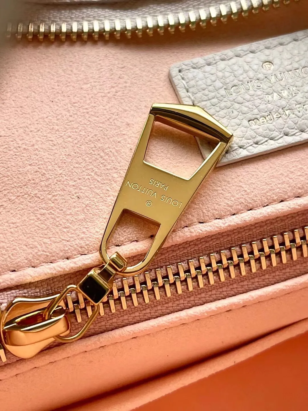 💰1180 (top layer leather) top original order M46288. Support counter inspection. Photos taken of duty-free goods are consistent with the product without unpacking. This product is an exclusive duty-free product in the market and is the highest-end product. Inspection is supported. This product has passed strict inspection and is flawless. Please wear gloves when touching the product. This product is not returnable or exchangeable. Please confirm the product first and then remove the label on the handle. This product is temporarily not open to the public, only regular customers, and is in short supply. Dimensions: 29 x 24 x 12 cm