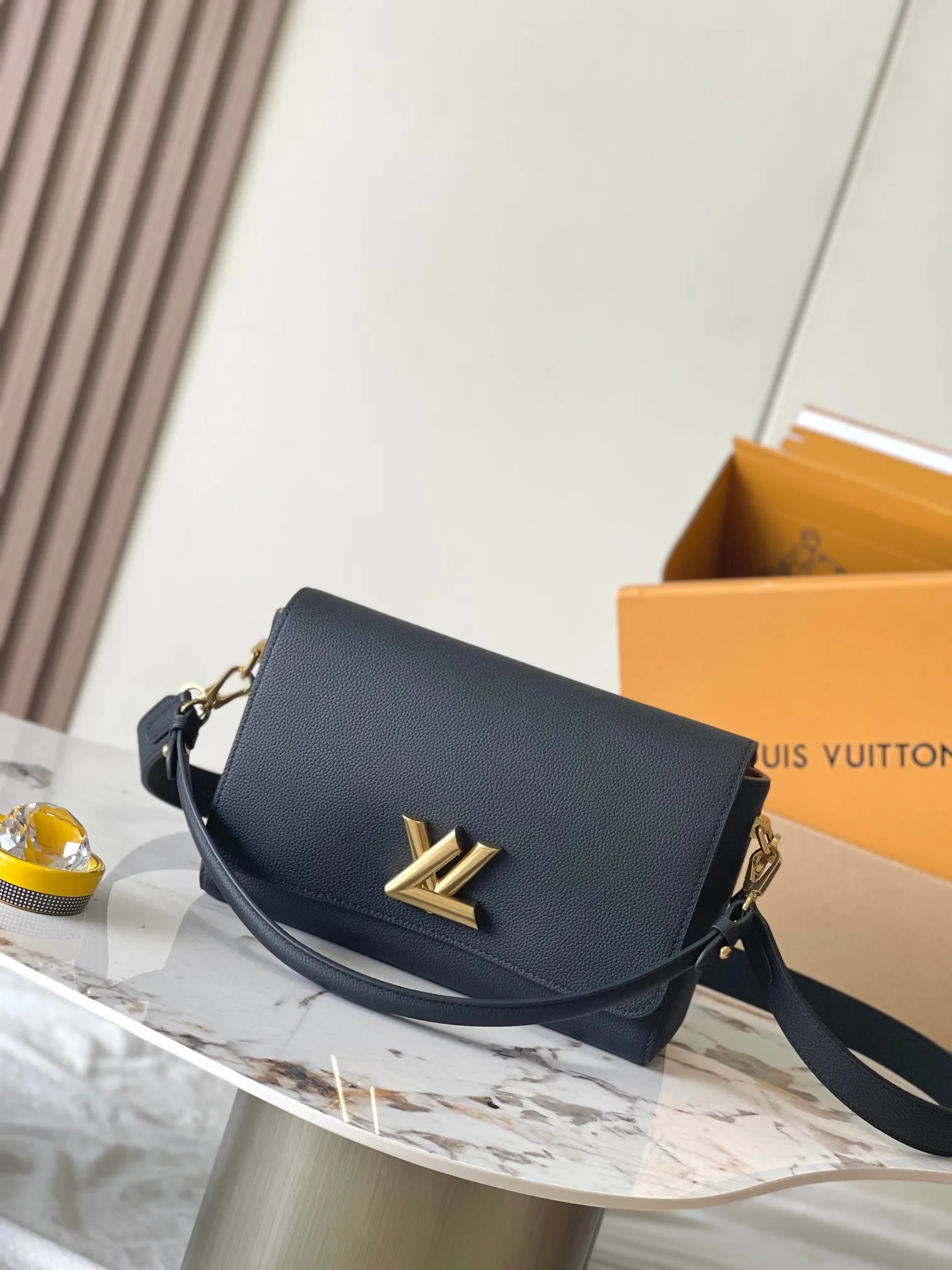 p2560 [Special grade MB chip version original leather] Soft Twist handbag Model: M24639 black dynamic chip version Material: A-grade all-steel hardware, imported original fabric Packaging: full set of original duty-free MB packaging Size: 27*19*9CM