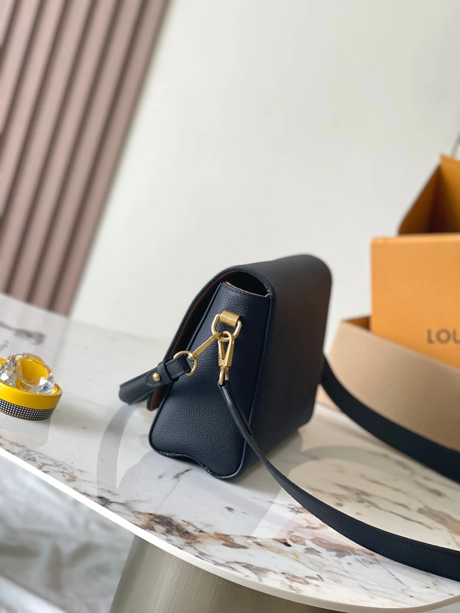 p2560 [Special grade MB chip version original leather] Soft Twist handbag Model: M24639 black dynamic chip version Material: A-grade all-steel hardware, imported original fabric Packaging: full set of original duty-free MB packaging Size: 27*19*9CM