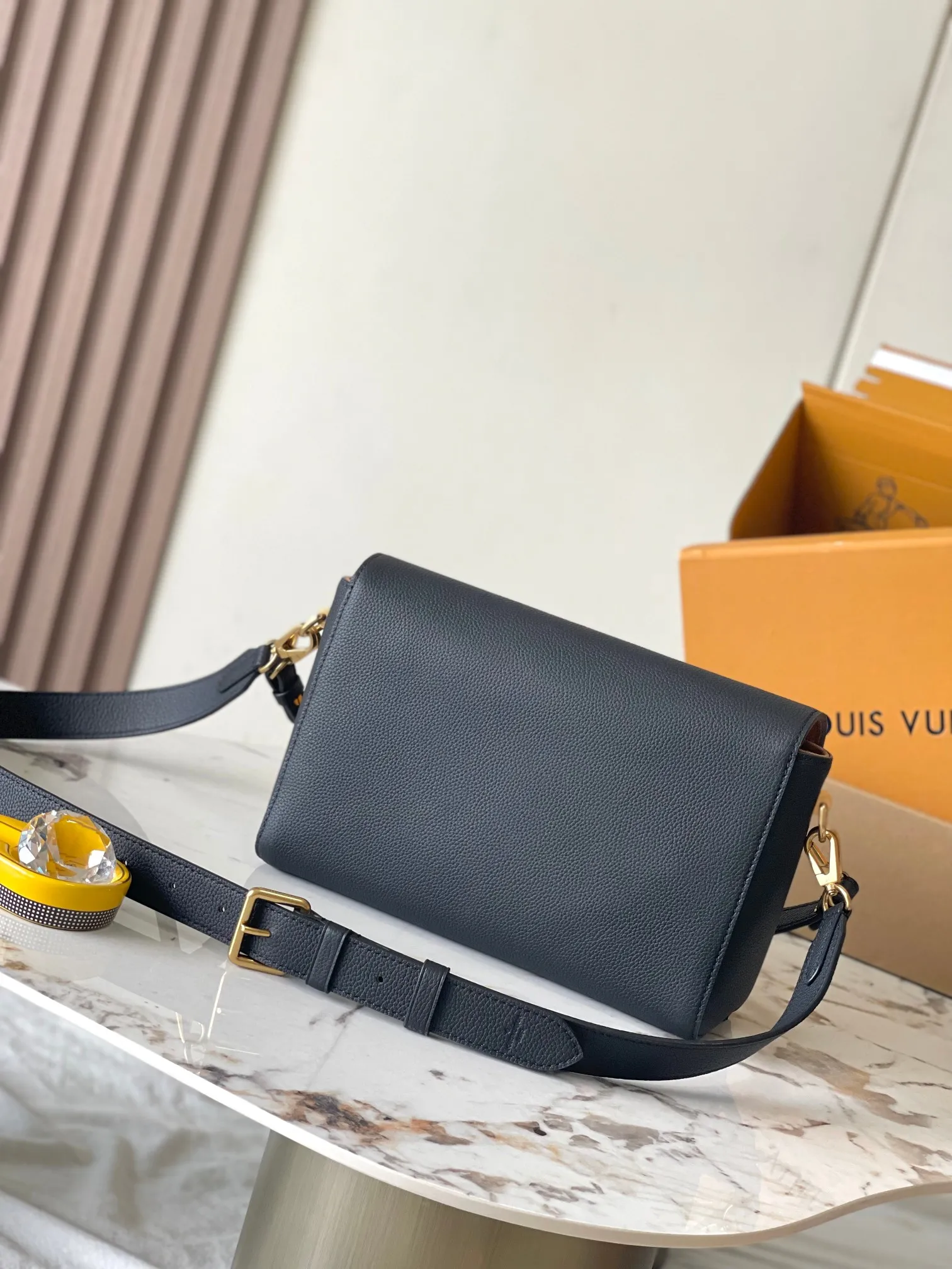 p2560 [Special grade MB chip version original leather] Soft Twist handbag Model: M24639 black dynamic chip version Material: A-grade all-steel hardware, imported original fabric Packaging: full set of original duty-free MB packaging Size: 27*19*9CM
