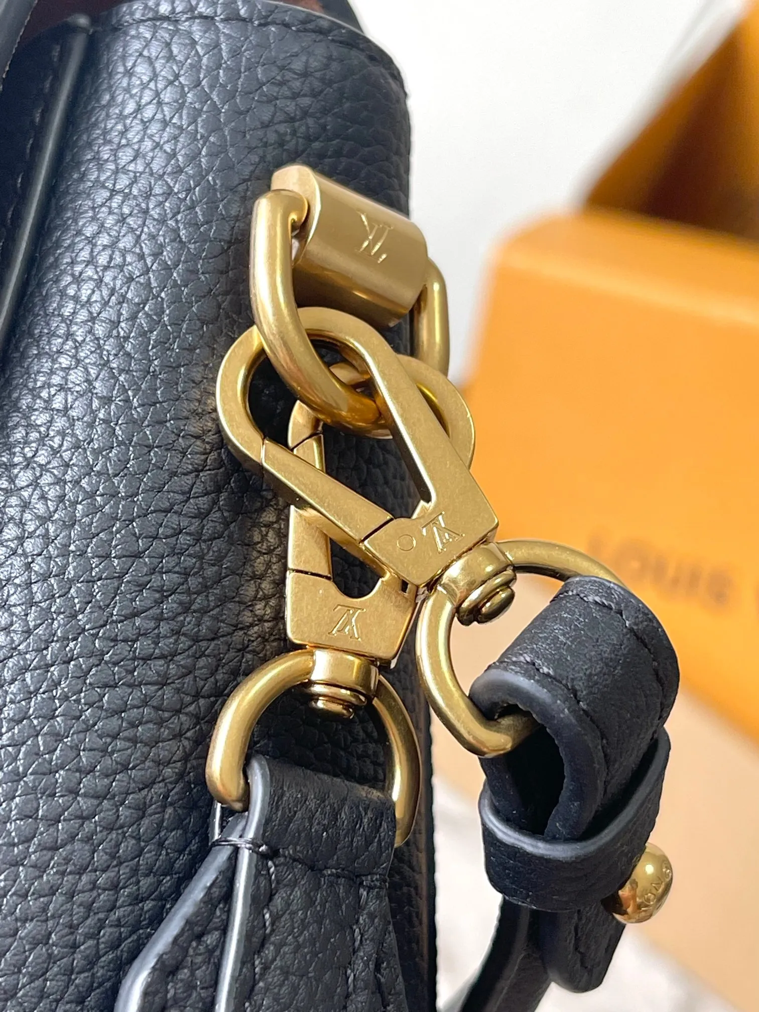 p2560 [Special grade MB chip version original leather] Soft Twist handbag Model: M24639 black dynamic chip version Material: A-grade all-steel hardware, imported original fabric Packaging: full set of original duty-free MB packaging Size: 27*19*9CM