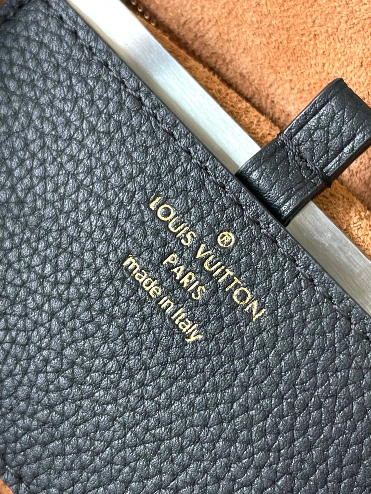 p2560 [Special grade MB chip version original leather] Soft Twist handbag Model: M24639 black dynamic chip version Material: A-grade all-steel hardware, imported original fabric Packaging: full set of original duty-free MB packaging Size: 27*19*9CM