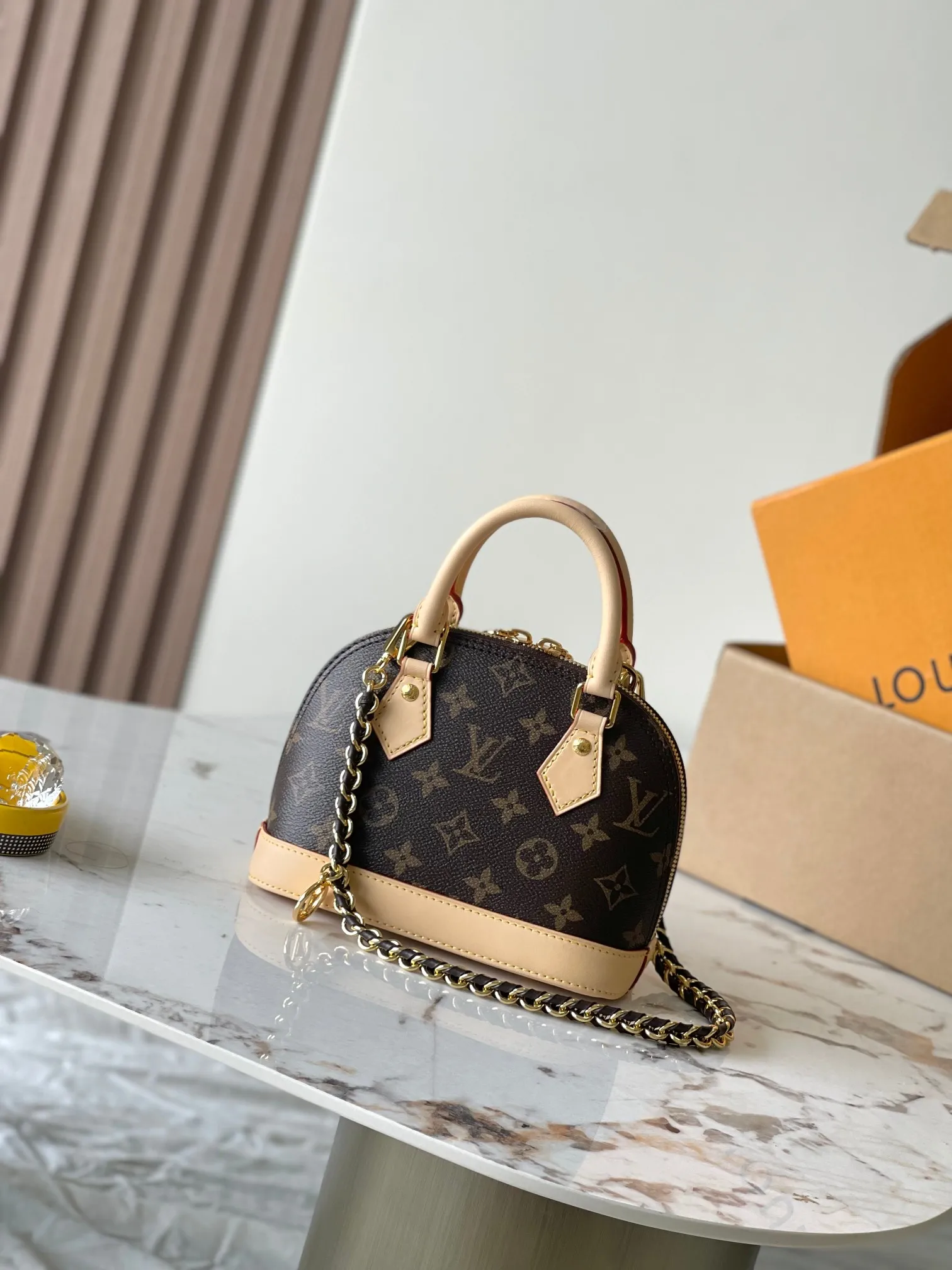 p2000 [Special grade MB163c chip version original leather] This Alma mini handbag Model: M14933 Material: Grade A all-steel hardware, imported original fabric Packaging: Full set of original duty-free MB packaging Size: 18*12*8CM