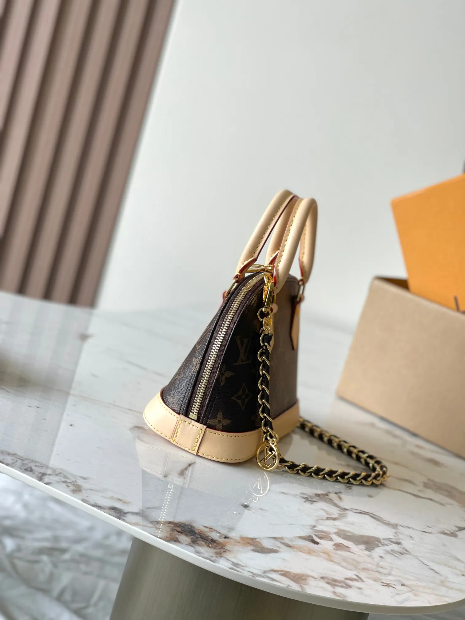 p2000 [Special grade MB163c chip version original leather] This Alma mini handbag Model: M14933 Material: Grade A all-steel hardware, imported original fabric Packaging: Full set of original duty-free MB packaging Size: 18*12*8CM