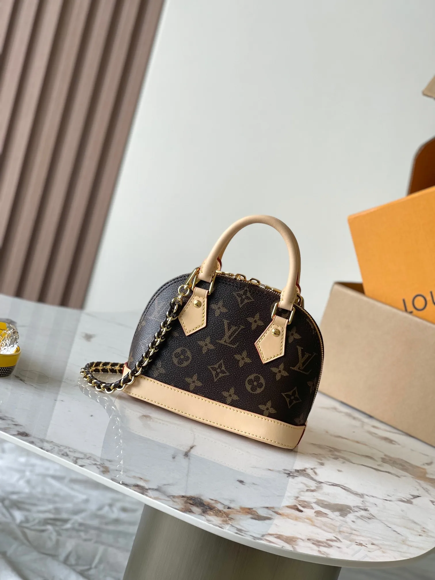 p2000 [Special grade MB163c chip version original leather] This Alma mini handbag Model: M14933 Material: Grade A all-steel hardware, imported original fabric Packaging: Full set of original duty-free MB packaging Size: 18*12*8CM