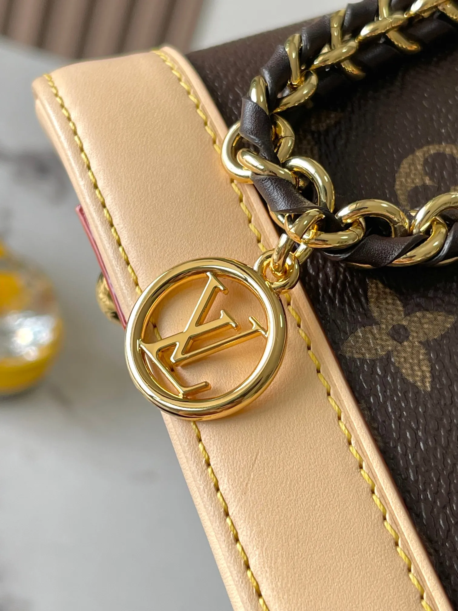 p2000 [Special grade MB163c chip version original leather] This Alma mini handbag Model: M14933 Material: Grade A all-steel hardware, imported original fabric Packaging: Full set of original duty-free MB packaging Size: 18*12*8CM