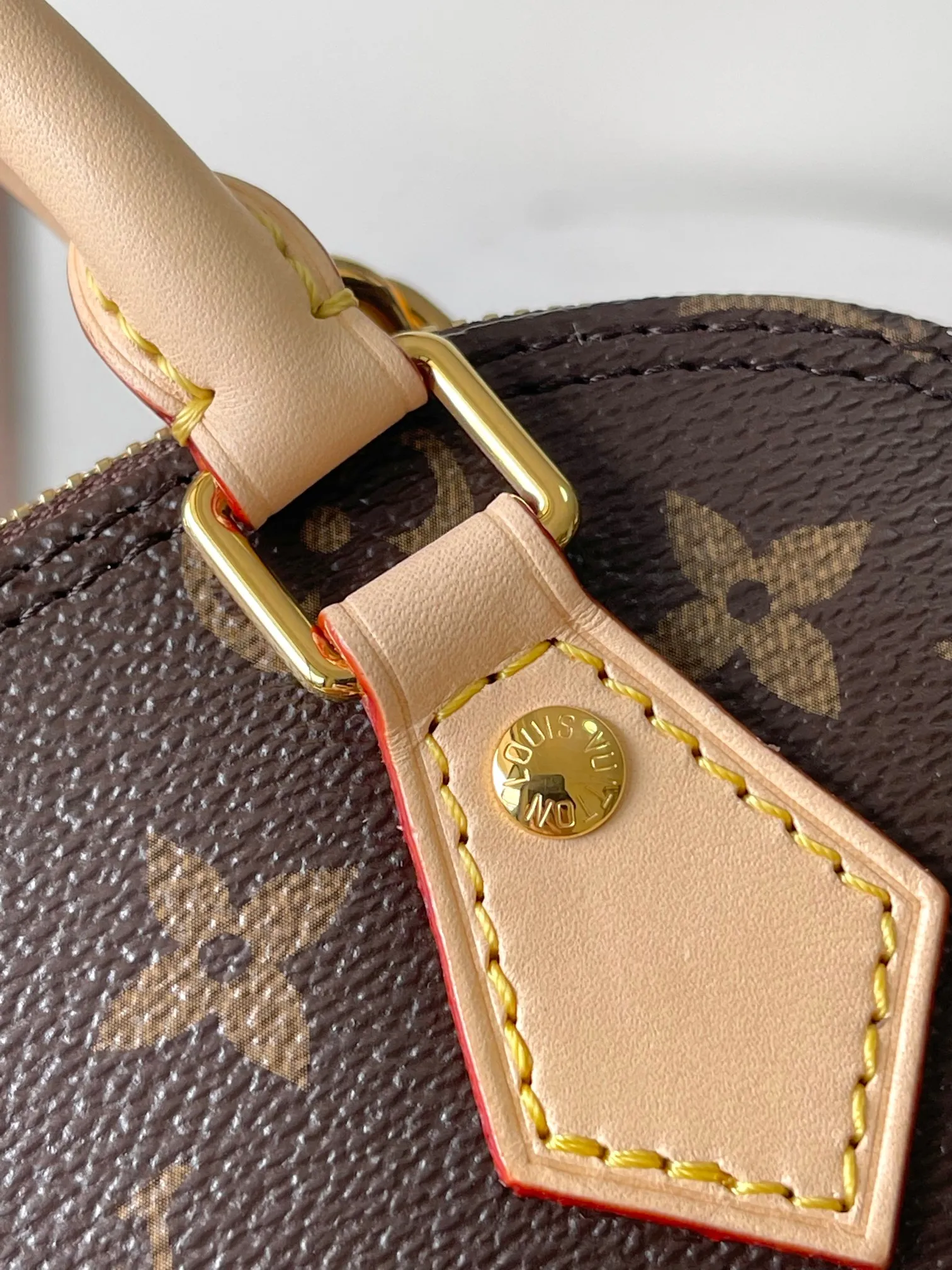 p2000 [Special grade MB163c chip version original leather] This Alma mini handbag Model: M14933 Material: Grade A all-steel hardware, imported original fabric Packaging: Full set of original duty-free MB packaging Size: 18*12*8CM