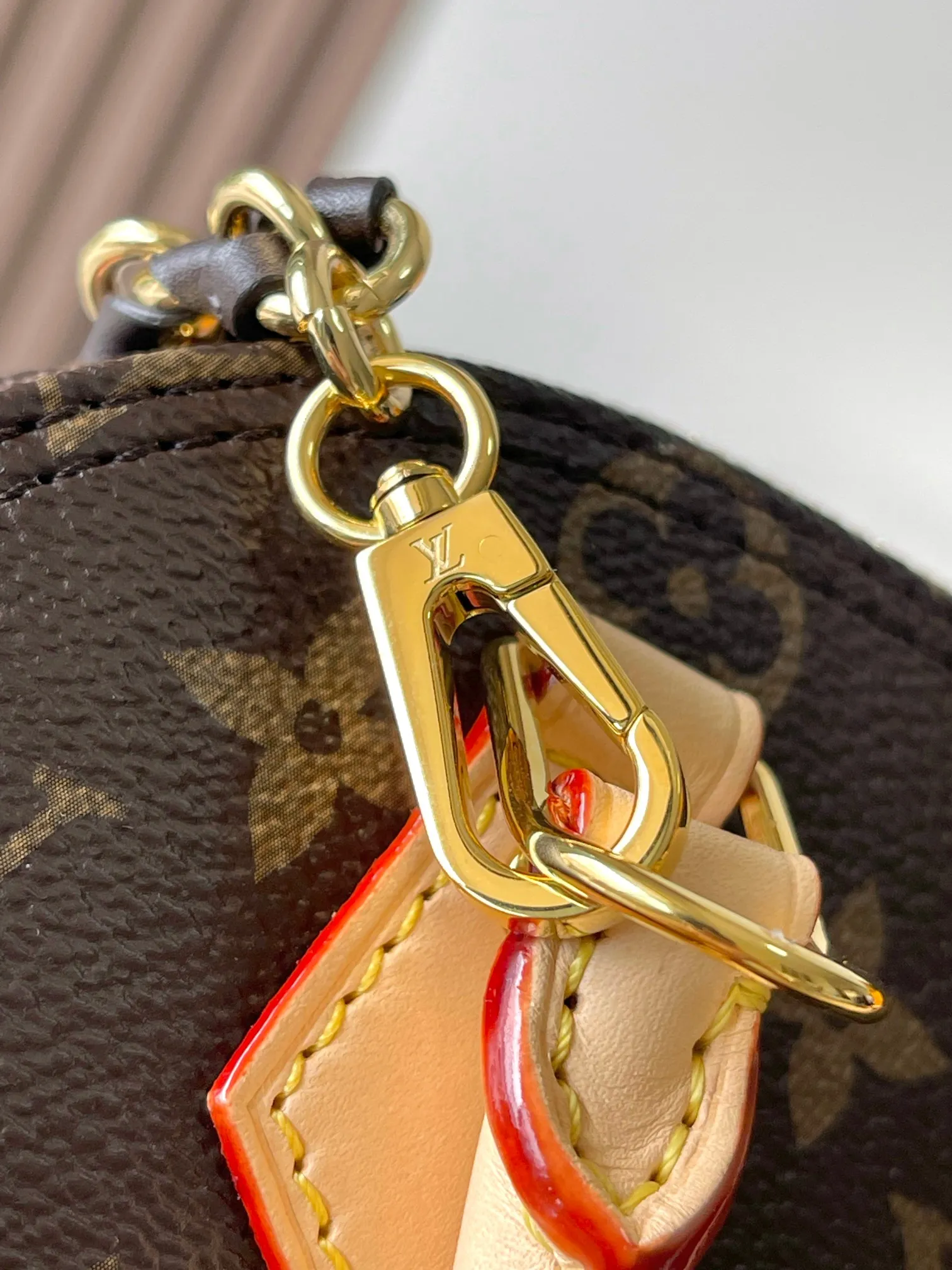 p2000 [Special grade MB163c chip version original leather] This Alma mini handbag Model: M14933 Material: Grade A all-steel hardware, imported original fabric Packaging: Full set of original duty-free MB packaging Size: 18*12*8CM