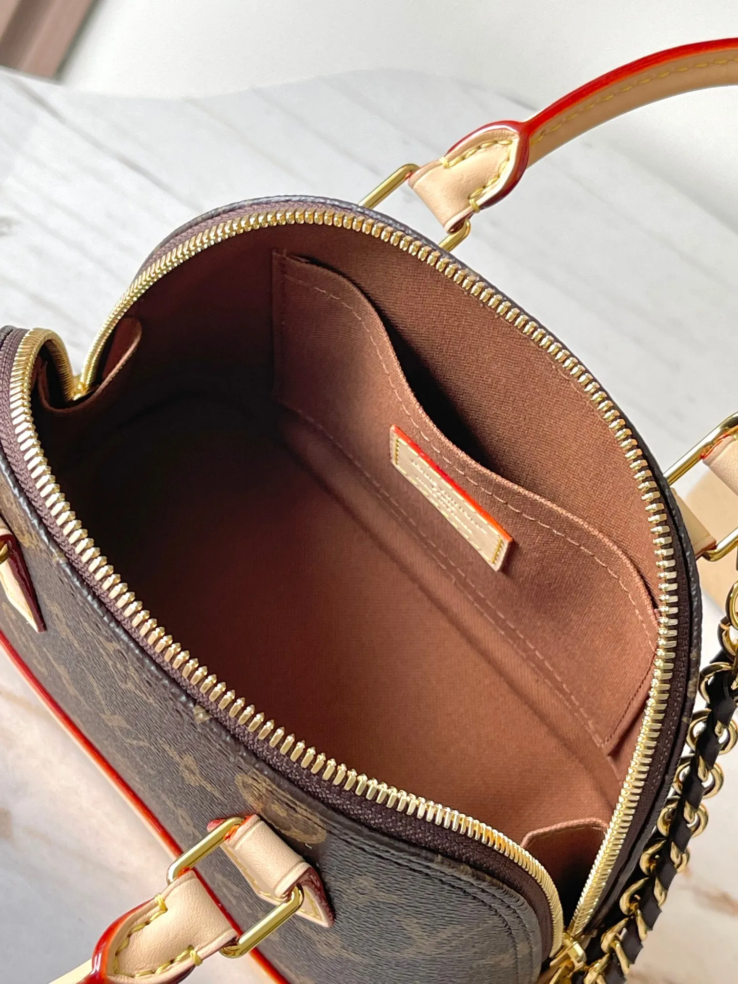 p2000 [Special grade MB163c chip version original leather] This Alma mini handbag Model: M14933 Material: Grade A all-steel hardware, imported original fabric Packaging: Full set of original duty-free MB packaging Size: 18*12*8CM