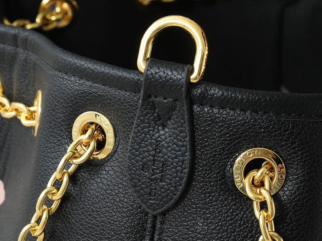 💰260💰Upgraded original version ✨M11283 M25453 M47209 M46545 M46492 This Summer Bundle handbag is from the Dégradé series. The new drawstring design adds a summer atmosphere. The Monogram Empreinte embossed leather bag features a gradient tone to brighten any seasonal look. The double handles and detachable cross-body strap provide a variety of stylish carrying options, making it a great companion for travel day and night. Detailed features: 28 x 20 x 11.5 (Length x Height x Width)
