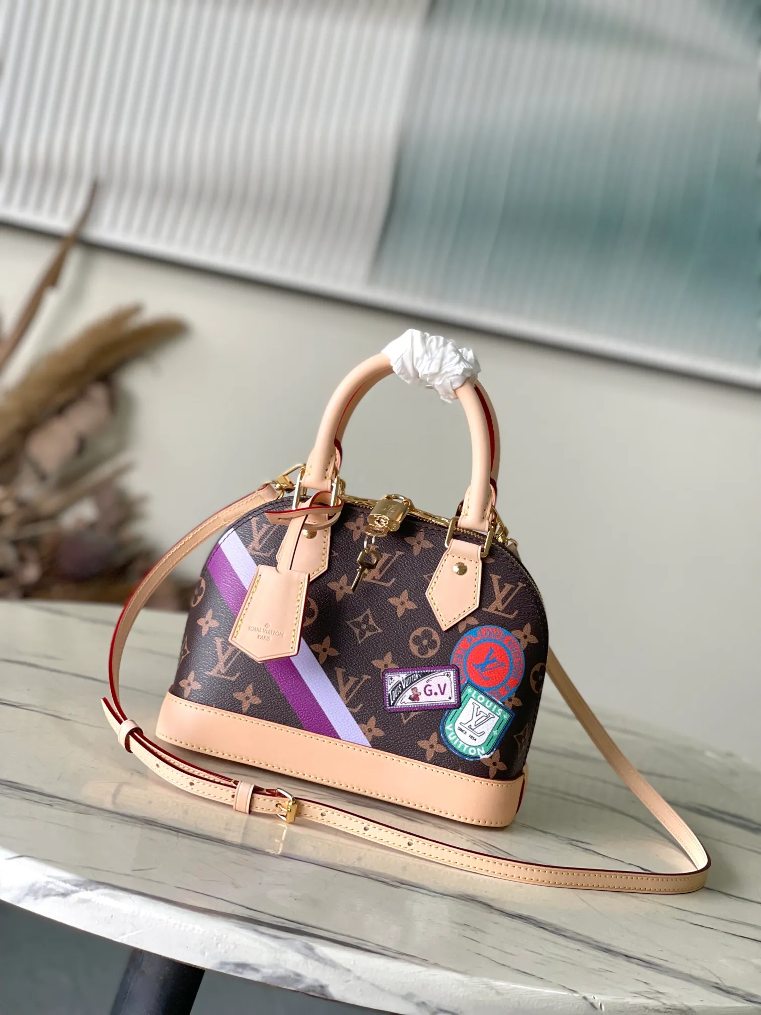 💰980 Top Original Order 01917 (53152 Print) This Alma BB handbag comes from the Mon Monogram series. It can be decorated with a series of interesting elements to confidently show your personality. The Monogram canvas construction harkens back to the Art Deco style of 1934, while dazzling padlocks, keys, Toron handles and leather key holders add classic details.  17.5 x 11.5 x 23.5 cm (height x width x length)
