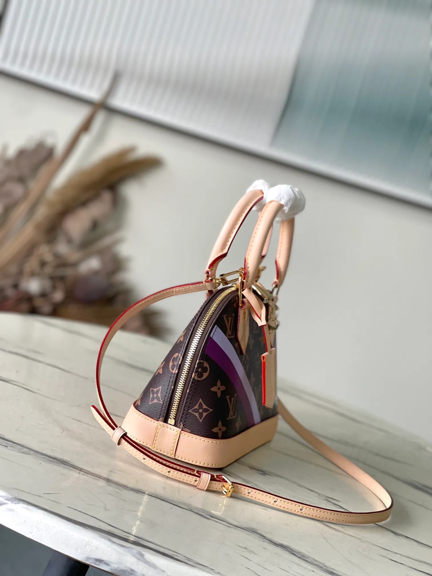 💰980 Top Original Order 01917 (53152 Print) This Alma BB handbag comes from the Mon Monogram series. It can be decorated with a series of interesting elements to confidently show your personality. The Monogram canvas construction harkens back to the Art Deco style of 1934, while dazzling padlocks, keys, Toron handles and leather key holders add classic details.  17.5 x 11.5 x 23.5 cm (height x width x length)