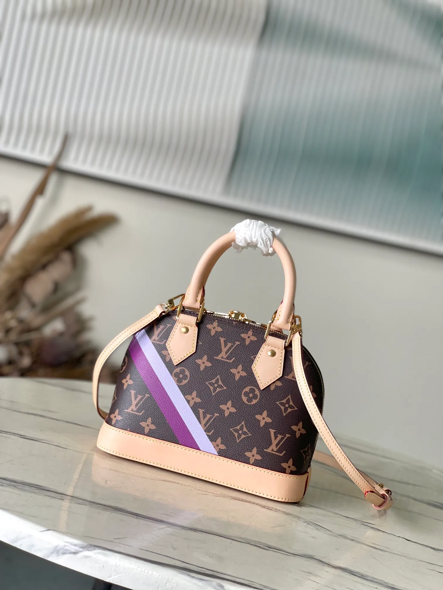 💰980 Top Original Order 01917 (53152 Print) This Alma BB handbag comes from the Mon Monogram series. It can be decorated with a series of interesting elements to confidently show your personality. The Monogram canvas construction harkens back to the Art Deco style of 1934, while dazzling padlocks, keys, Toron handles and leather key holders add classic details.  17.5 x 11.5 x 23.5 cm (height x width x length)