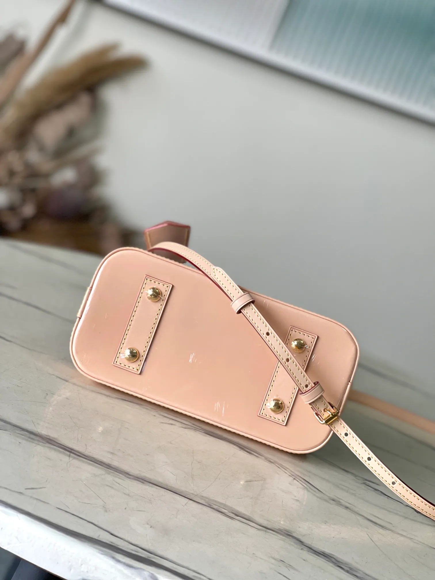 💰980 Top Original Order 01917 (53152 Print) This Alma BB handbag comes from the Mon Monogram series. It can be decorated with a series of interesting elements to confidently show your personality. The Monogram canvas construction harkens back to the Art Deco style of 1934, while dazzling padlocks, keys, Toron handles and leather key holders add classic details.  17.5 x 11.5 x 23.5 cm (height x width x length)