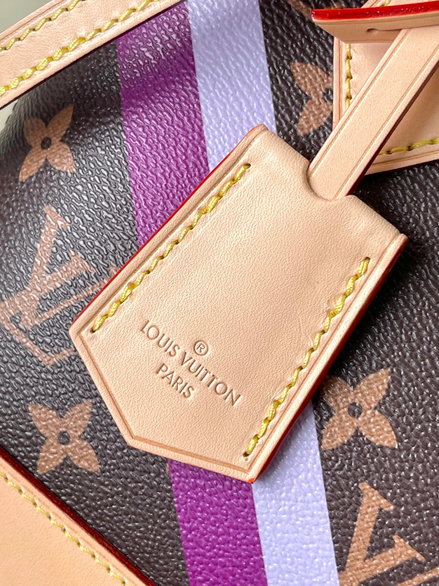 💰980 Top Original Order 01917 (53152 Print) This Alma BB handbag comes from the Mon Monogram series. It can be decorated with a series of interesting elements to confidently show your personality. The Monogram canvas construction harkens back to the Art Deco style of 1934, while dazzling padlocks, keys, Toron handles and leather key holders add classic details.  17.5 x 11.5 x 23.5 cm (height x width x length)