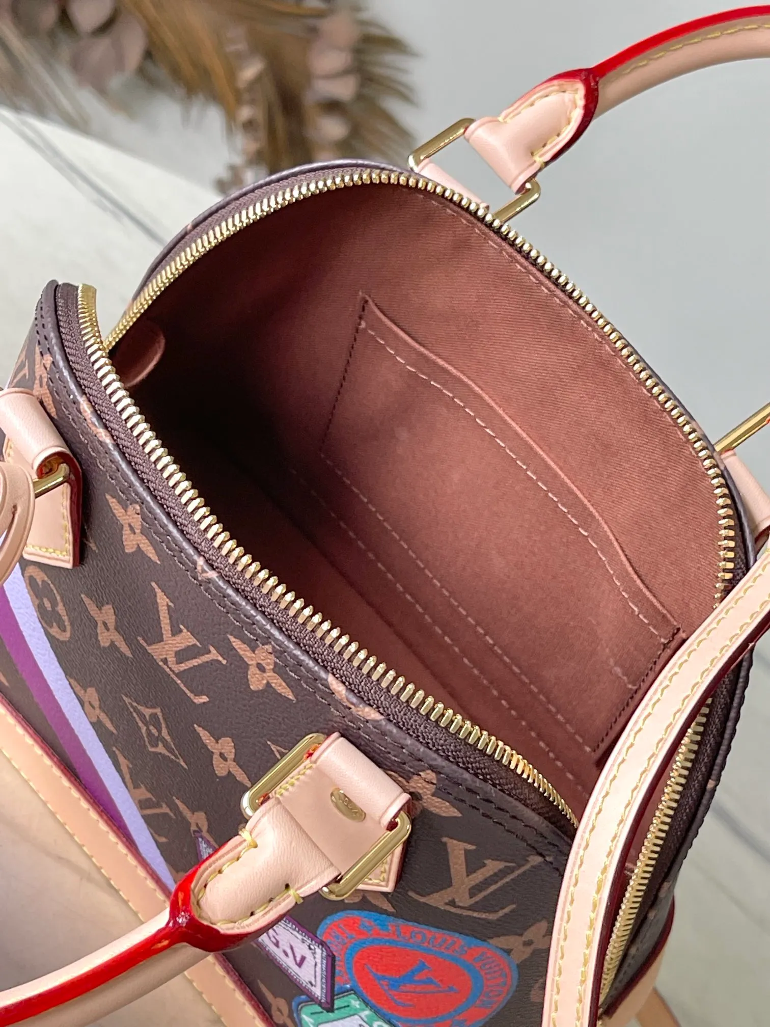 💰980 Top Original Order 01917 (53152 Print) This Alma BB handbag comes from the Mon Monogram series. It can be decorated with a series of interesting elements to confidently show your personality. The Monogram canvas construction harkens back to the Art Deco style of 1934, while dazzling padlocks, keys, Toron handles and leather key holders add classic details.  17.5 x 11.5 x 23.5 cm (height x width x length)