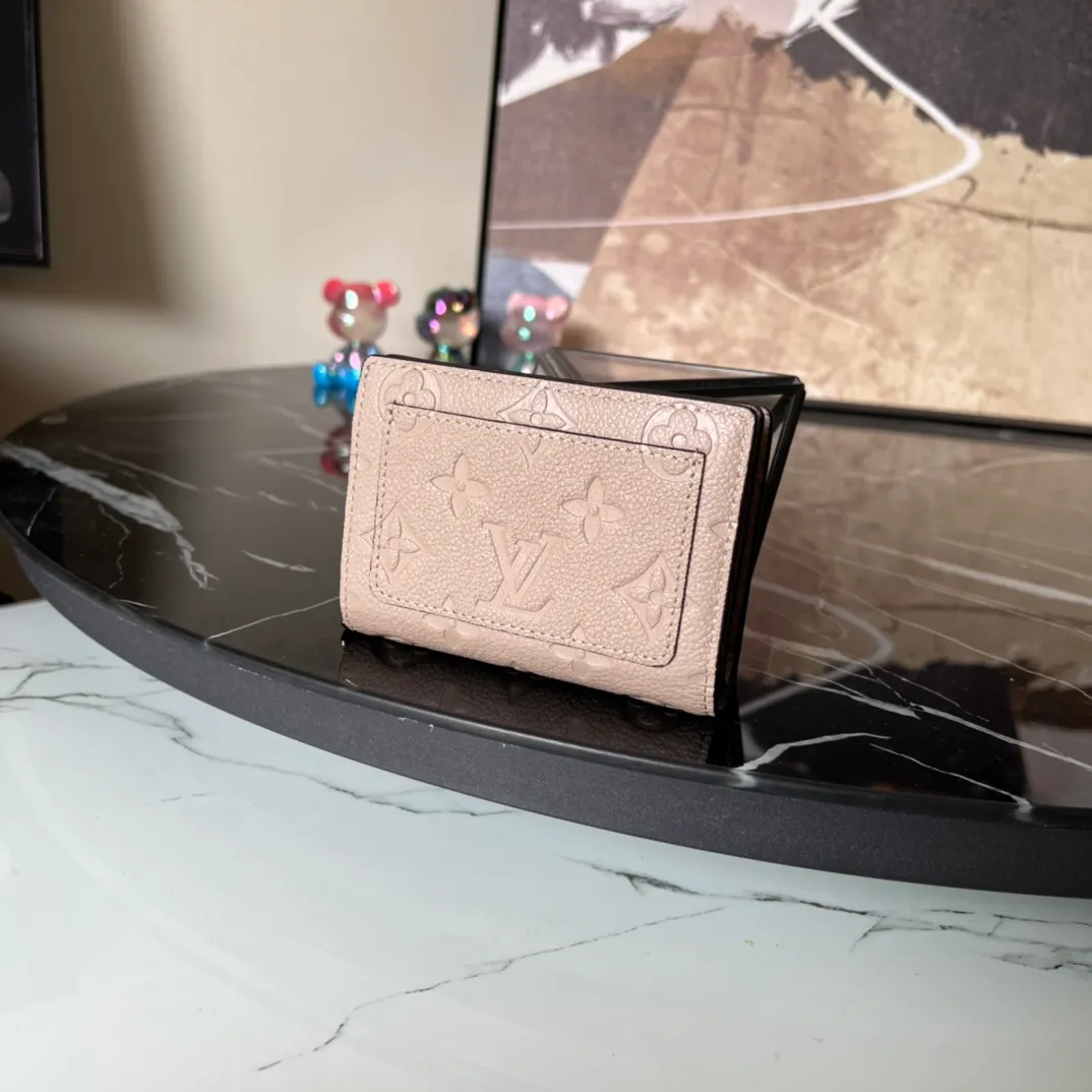 Factory price 480 Top original order M80152 Apricot This Cléa wallet is made of Monogram Empreinte soft grained cowhide, embellished with Louis Vuitton's iconic Monogram embossed pattern. It has a stylish design, is exquisite and compact but has a spacious capacity. It is equipped with an external patch pocket, zipper coin pocket, banknote compartment and six credit card slots. Details 12 x 9 x 3.5 cm (Length x Height x Width) Turtledove beige Soft grained embossed cowhide Leather lining Gold-tone hardware Snap-button closure Compartment for notes Accordion zip coin pocket External patch pocket Inner card compartment 6 credit card slots