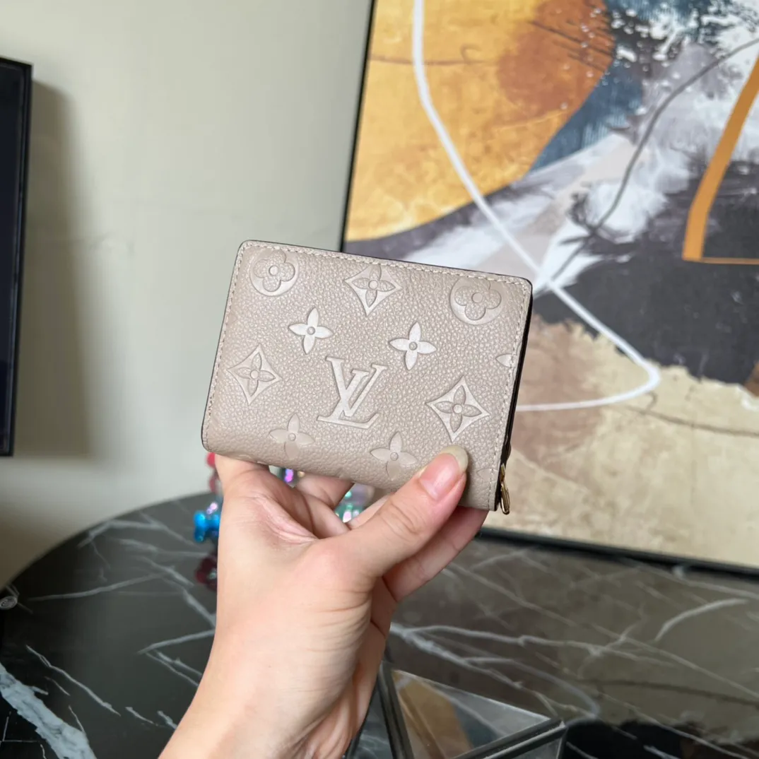 Factory price 480 Top original order M80152 Apricot This Cléa wallet is made of Monogram Empreinte soft grained cowhide, embellished with Louis Vuitton's iconic Monogram embossed pattern. It has a stylish design, is exquisite and compact but has a spacious capacity. It is equipped with an external patch pocket, zipper coin pocket, banknote compartment and six credit card slots. Details 12 x 9 x 3.5 cm (Length x Height x Width) Turtledove beige Soft grained embossed cowhide Leather lining Gold-tone hardware Snap-button closure Compartment for notes Accordion zip coin pocket External patch pocket Inner card compartment 6 credit card slots