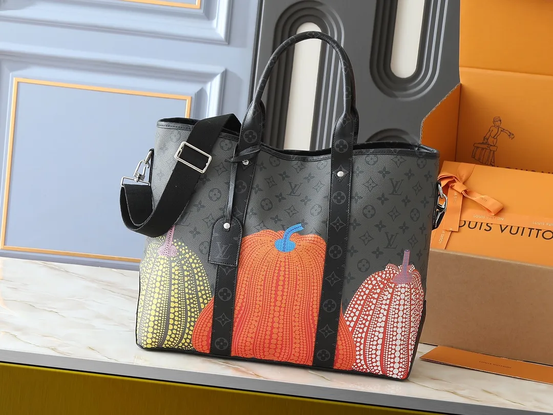 💰320💰Upgraded from the original M46434, the Louis Vuitton x Yayoi Kusama collaboration series launches the LV x YK Weekend Tote handbag, which combines the classic Monogram pattern with the artist’s iconic pumpkin elements. Yayoi Kusama has been obsessed with the warm imagery and anthropomorphic qualities of pumpkins since she was a child. This time, she is playfully presented on Monogram Eclipse Reverse canvas, making it a great collection for art lovers and Monogram fans. Dimensions: 43x34x17.5cm