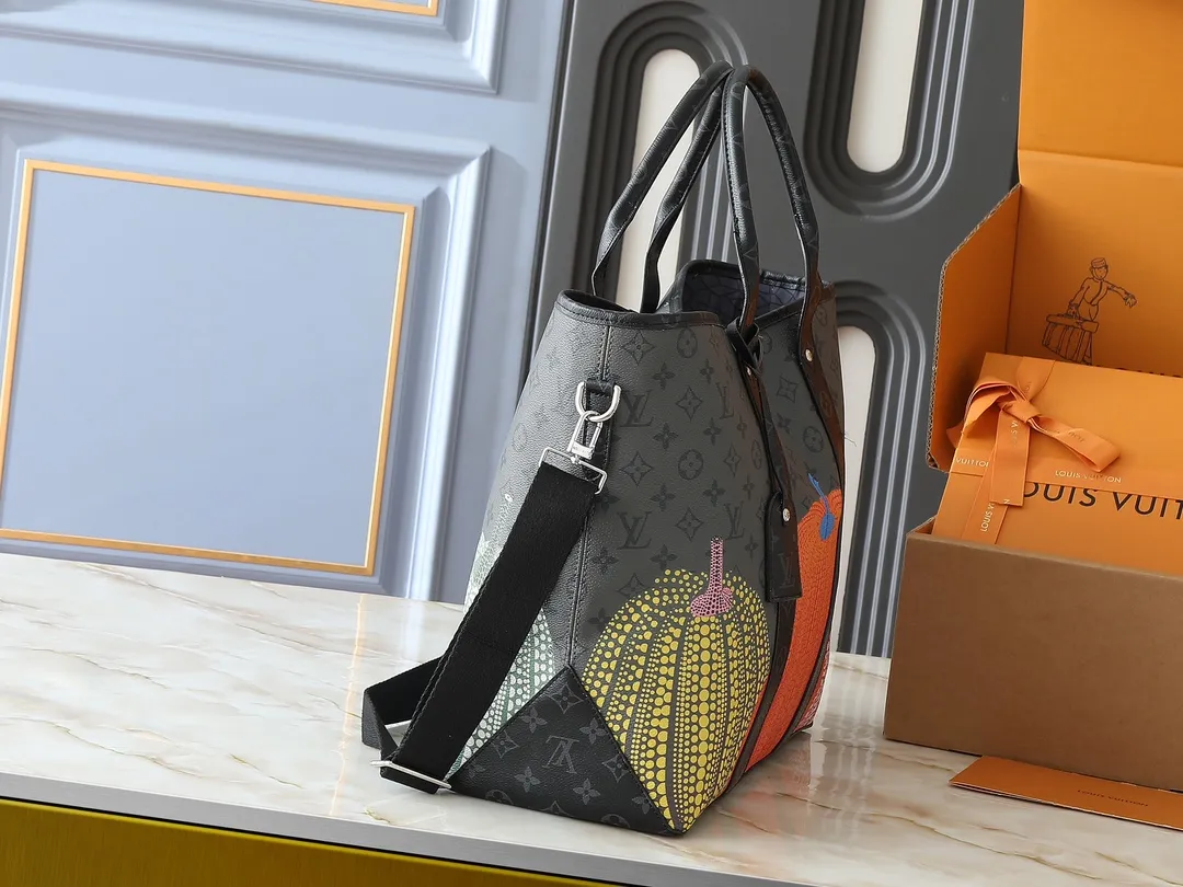 💰320💰Upgraded from the original M46434, the Louis Vuitton x Yayoi Kusama collaboration series launches the LV x YK Weekend Tote handbag, which combines the classic Monogram pattern with the artist’s iconic pumpkin elements. Yayoi Kusama has been obsessed with the warm imagery and anthropomorphic qualities of pumpkins since she was a child. This time, she is playfully presented on Monogram Eclipse Reverse canvas, making it a great collection for art lovers and Monogram fans. Dimensions: 43x34x17.5cm