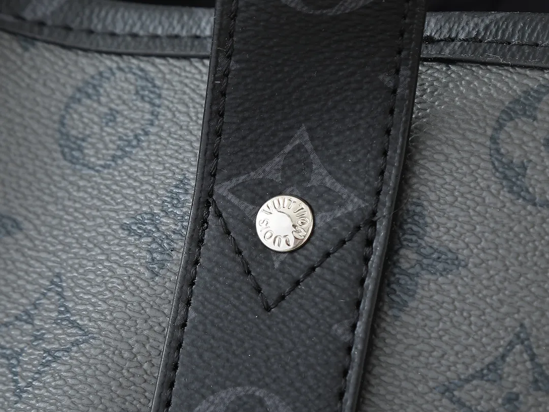 💰320💰Upgraded from the original M46434, the Louis Vuitton x Yayoi Kusama collaboration series launches the LV x YK Weekend Tote handbag, which combines the classic Monogram pattern with the artist’s iconic pumpkin elements. Yayoi Kusama has been obsessed with the warm imagery and anthropomorphic qualities of pumpkins since she was a child. This time, she is playfully presented on Monogram Eclipse Reverse canvas, making it a great collection for art lovers and Monogram fans. Dimensions: 43x34x17.5cm