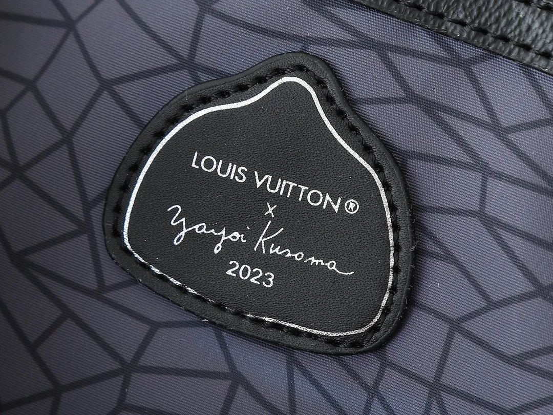 💰320💰Upgraded from the original M46434, the Louis Vuitton x Yayoi Kusama collaboration series launches the LV x YK Weekend Tote handbag, which combines the classic Monogram pattern with the artist’s iconic pumpkin elements. Yayoi Kusama has been obsessed with the warm imagery and anthropomorphic qualities of pumpkins since she was a child. This time, she is playfully presented on Monogram Eclipse Reverse canvas, making it a great collection for art lovers and Monogram fans. Dimensions: 43x34x17.5cm